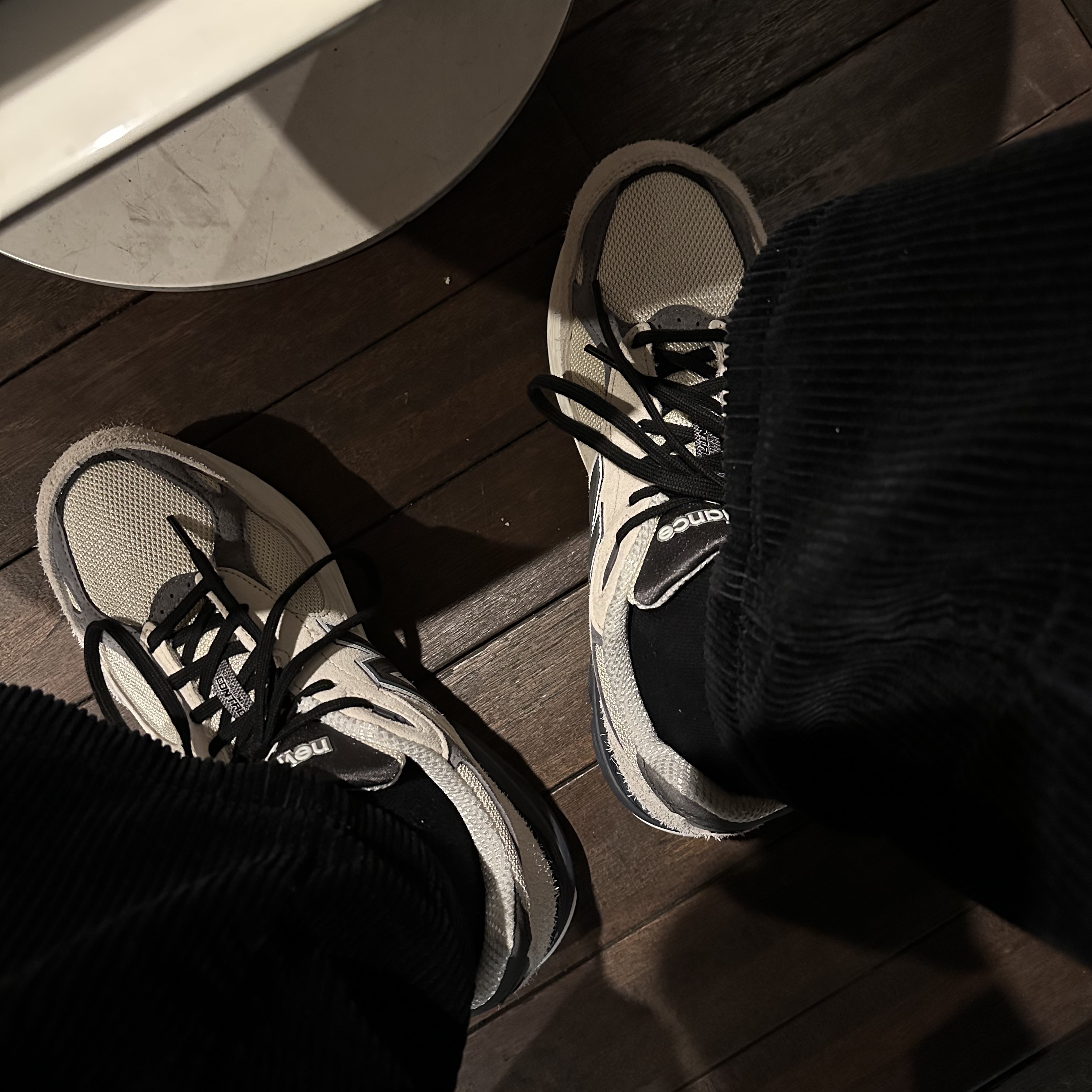 New Balance 990v3 Made in USA Moonbeam Macadamia Nut 착용 스타일