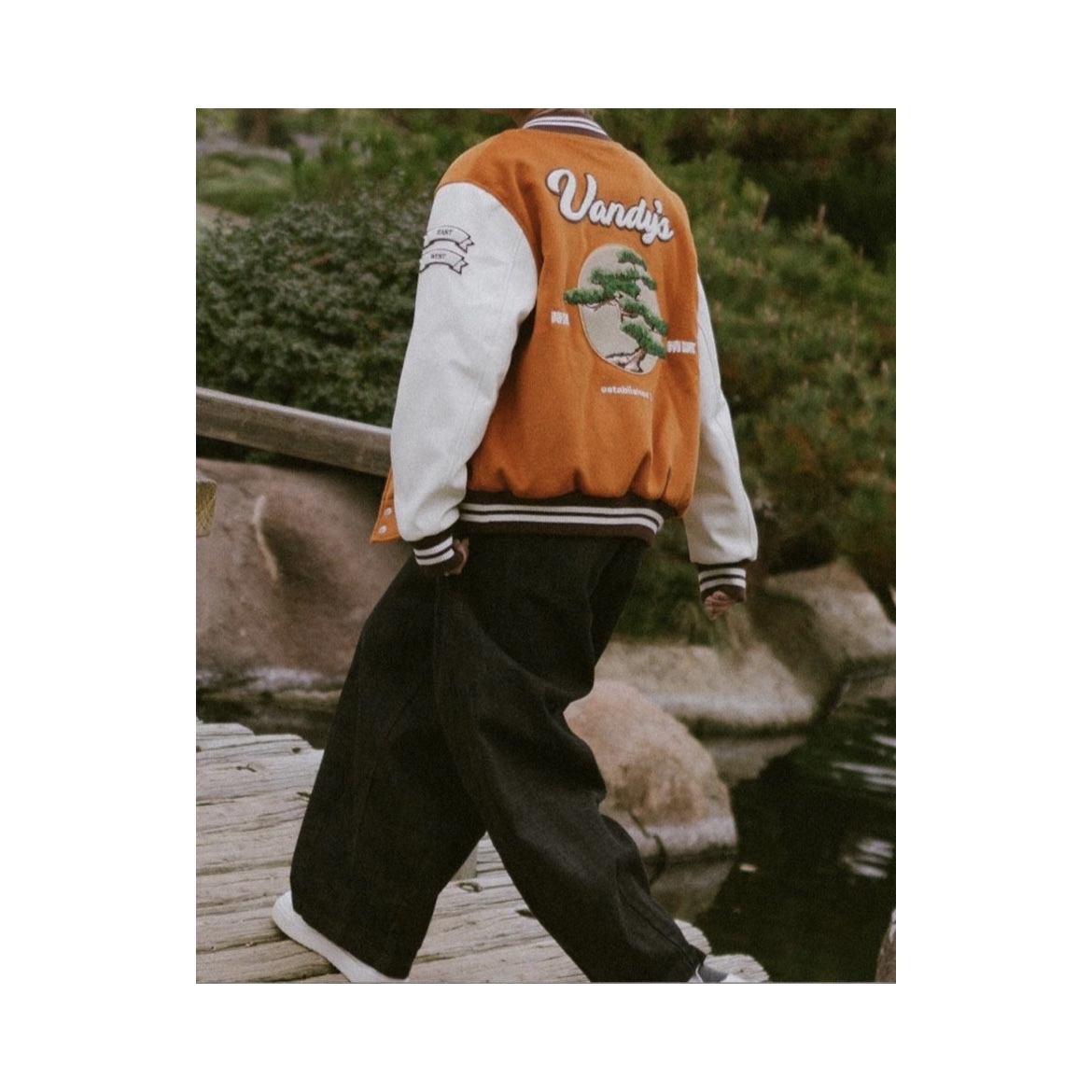 Vandy The Pink Bonsai Varsity Jacket 착용 스타일 - 1