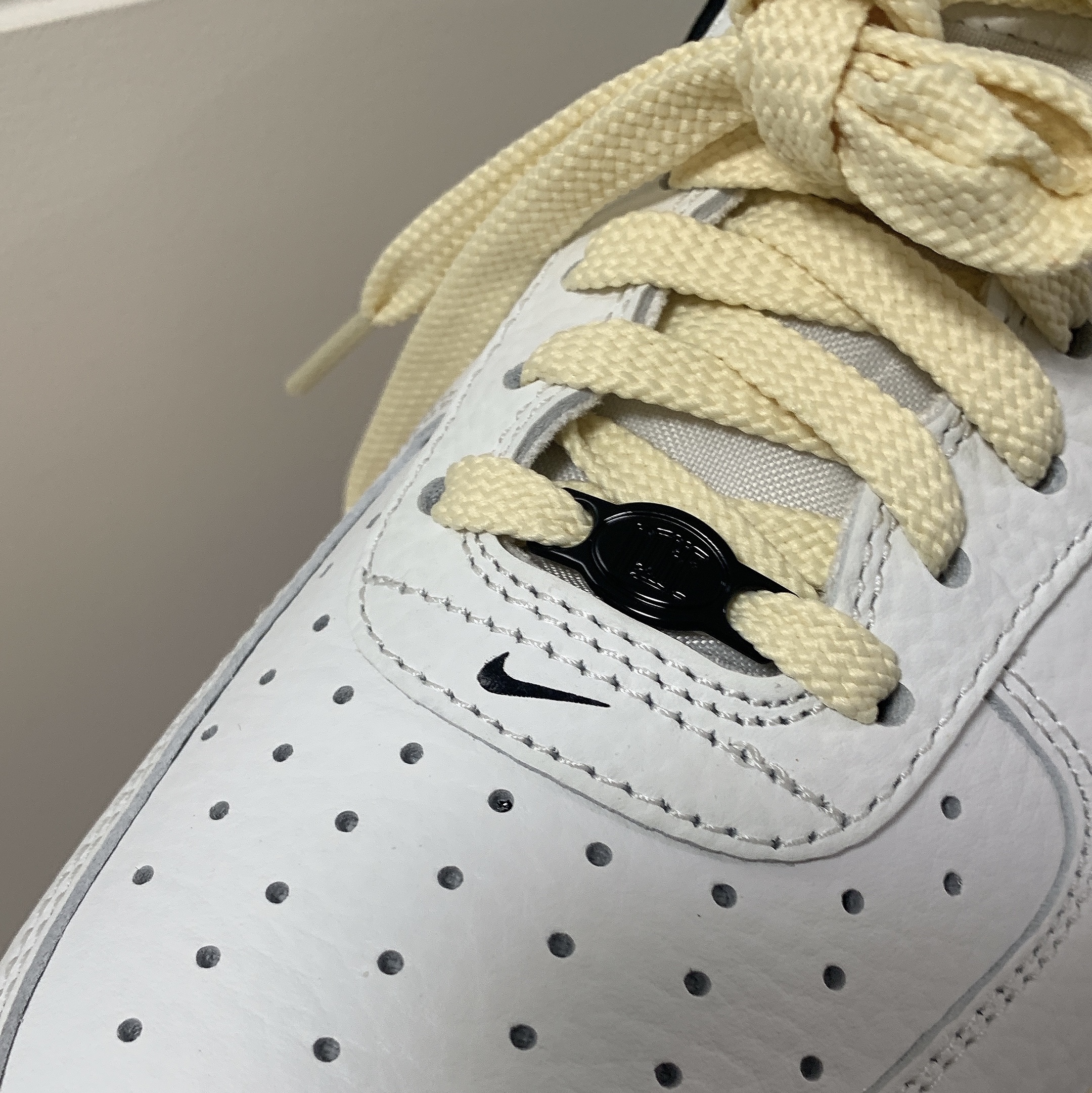 (W) Nike Air Force 1 '07 LX Black and Summit White 착용 스타일 - 2