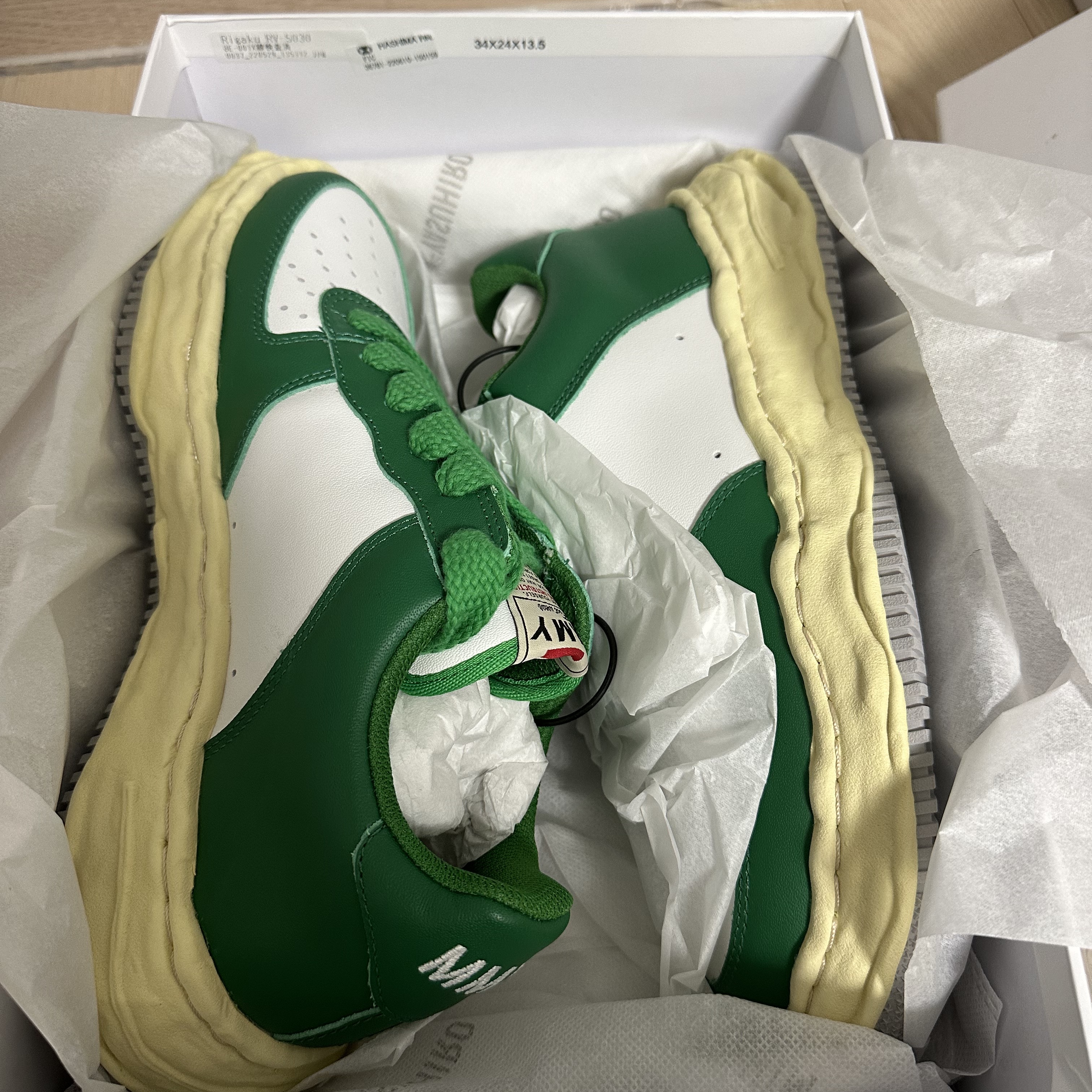 Maison Mihara Yasuhiro Wayne VL OG Sole Leather Low-top Sneakers White Green 착용 스타일