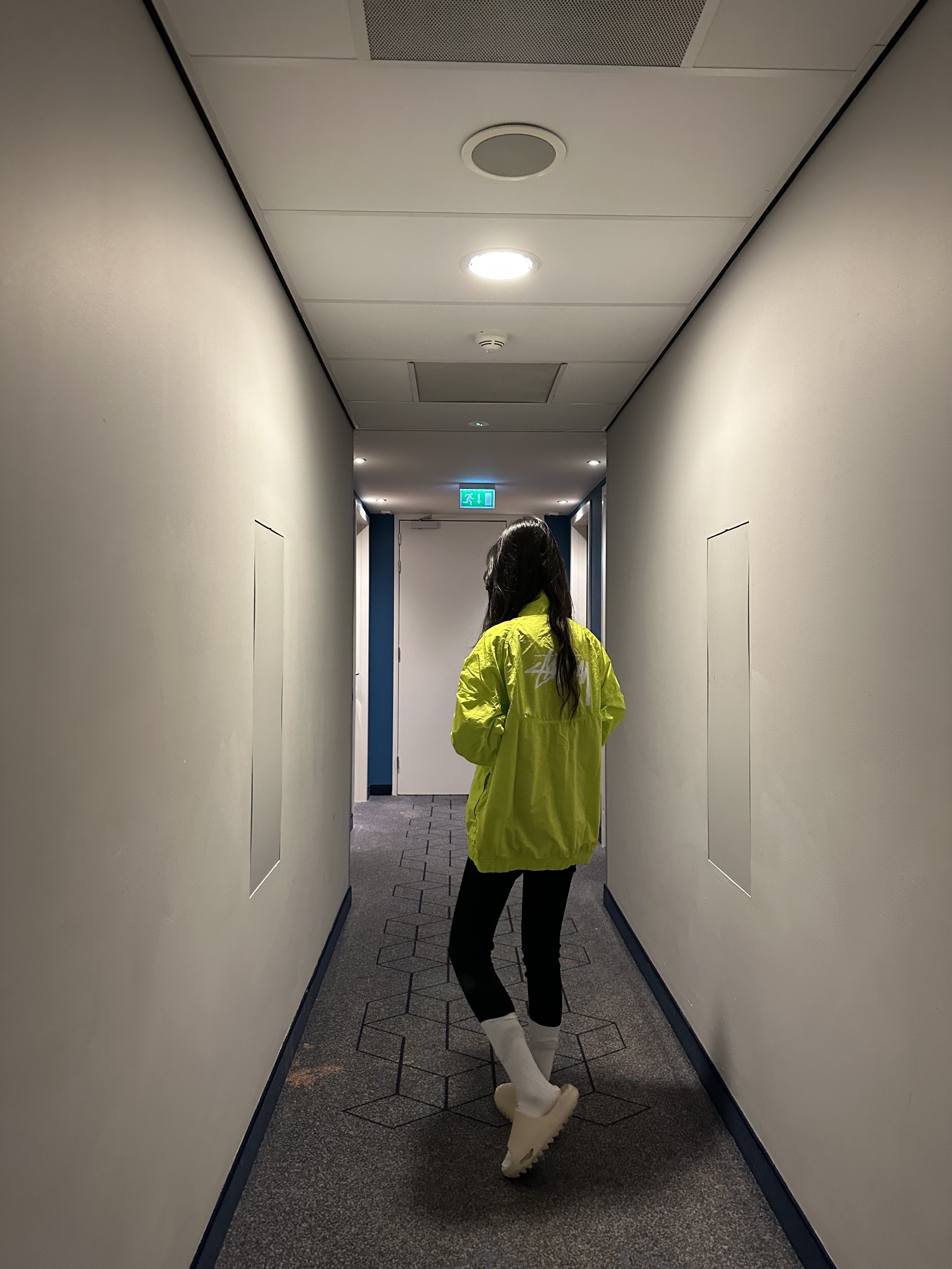 Adidas Yeezy Slide Bone 2022/2023, Nike x Stussy Windrunner Jacket Bright Cactus 착용 스타일
