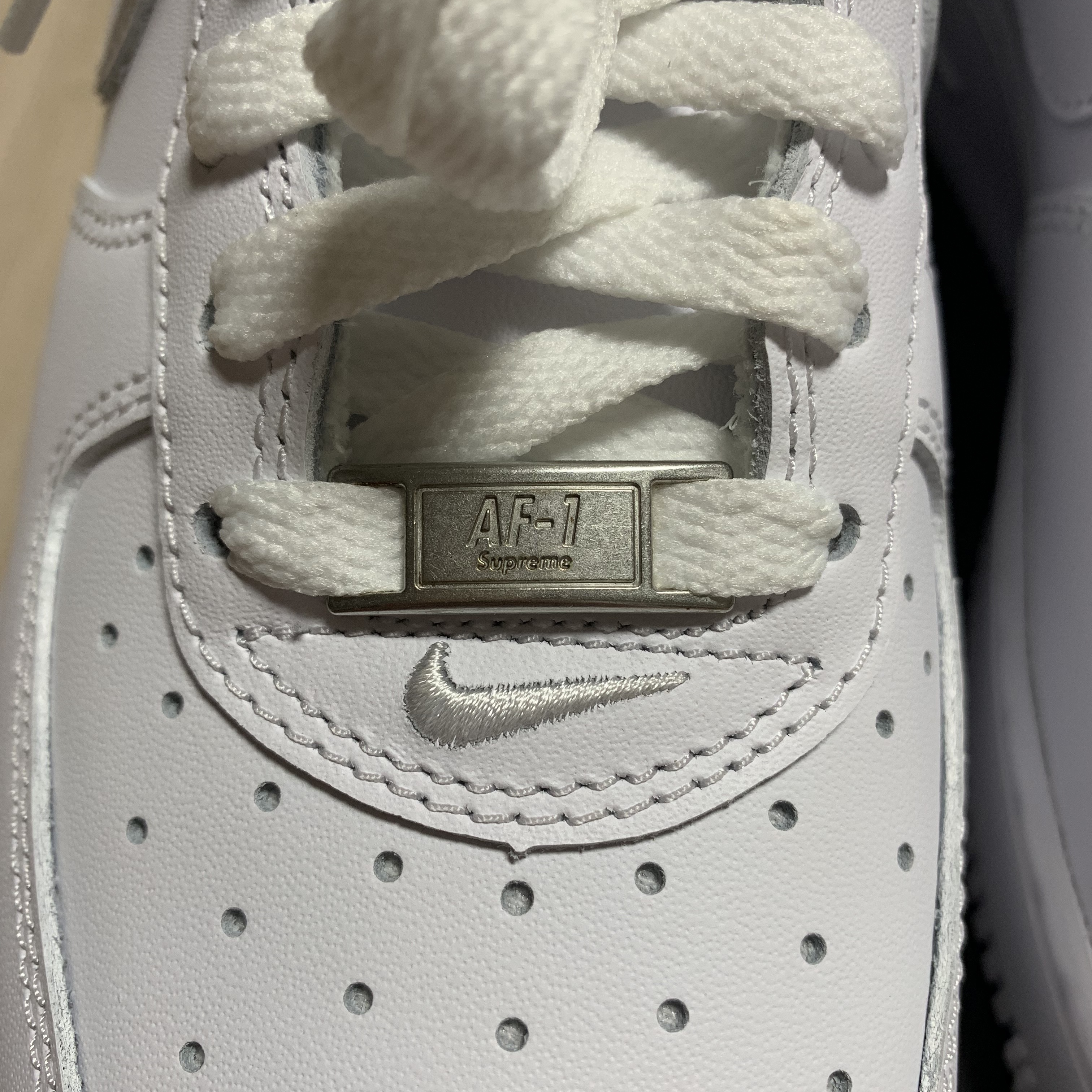 Nike x Supreme Air Force 1 Low White 착용 스타일 - 3
