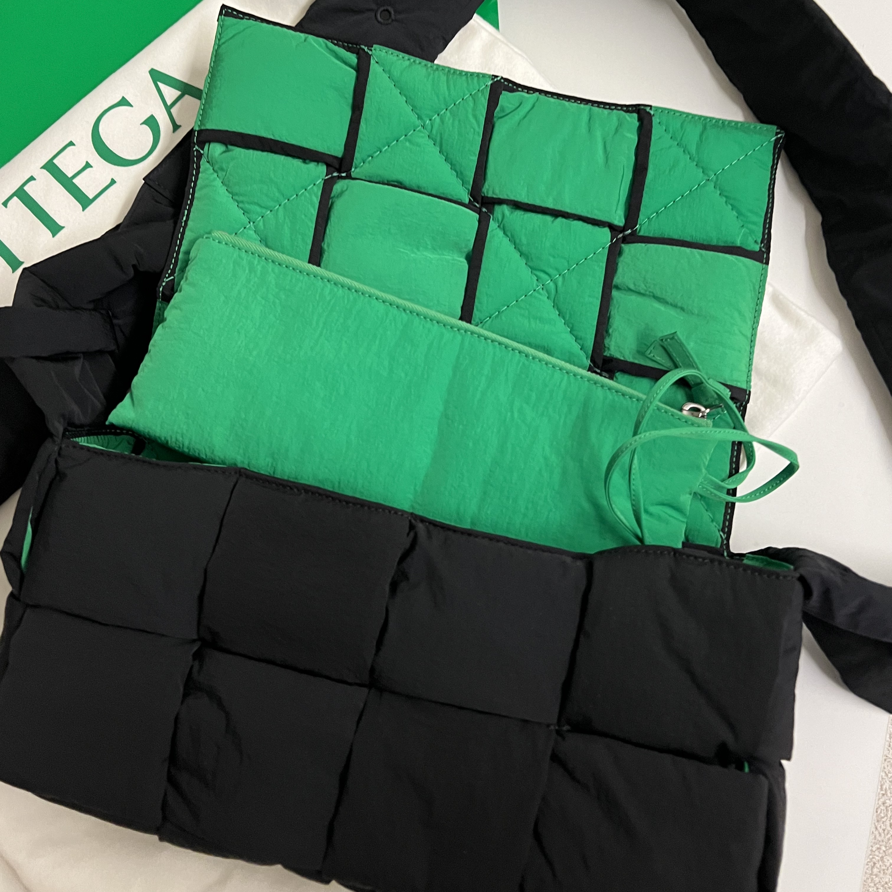 Bottega Veneta Padded Tech Cassette Black Parakeet 착용 스타일 - 1