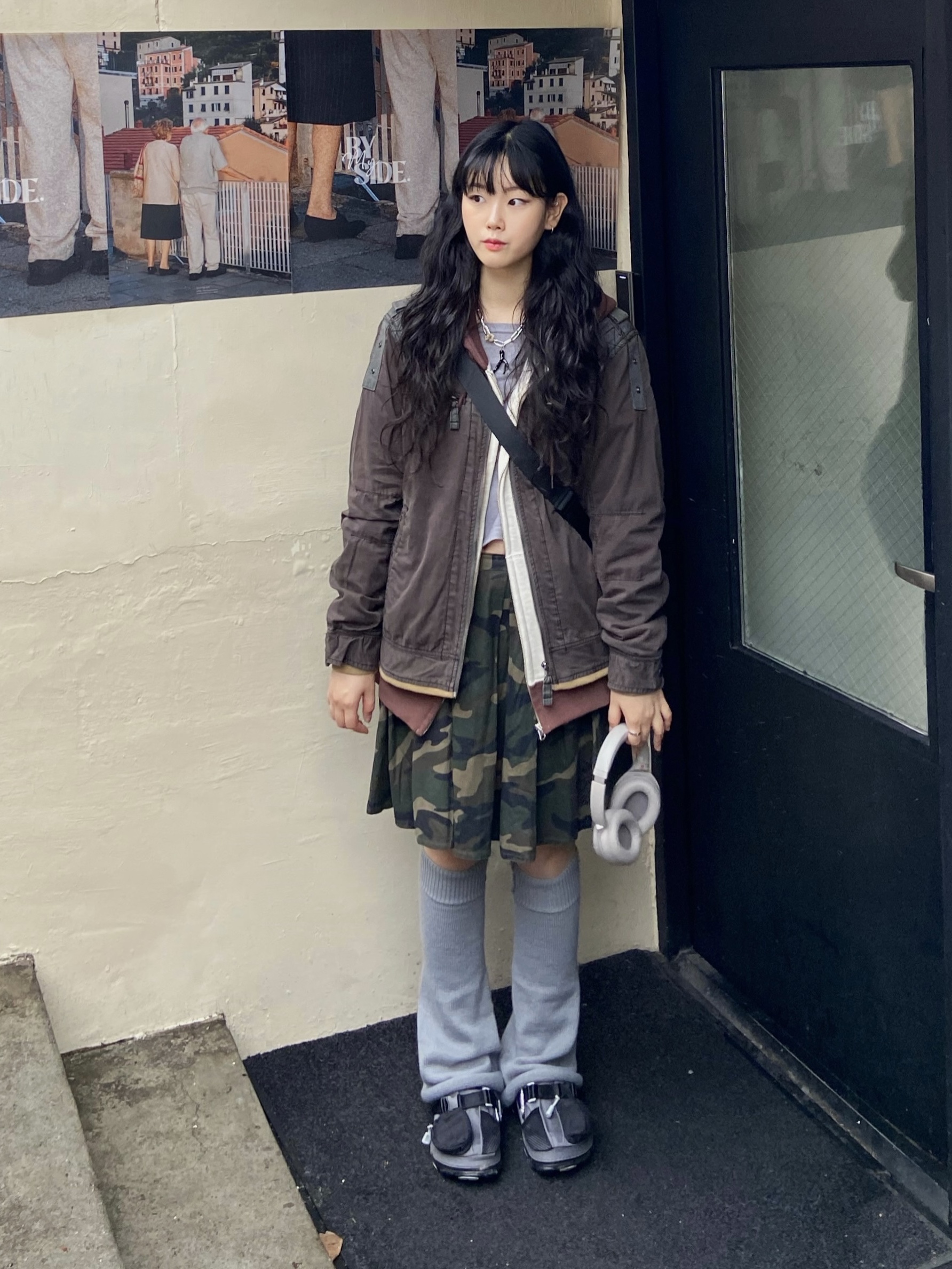 Sony WH-1000XM4 Platinum Silver (Korean Ver.), Crocs x Beams Classic All Terrain Mountain Parka Clog Grey 착용 스타일 - 2