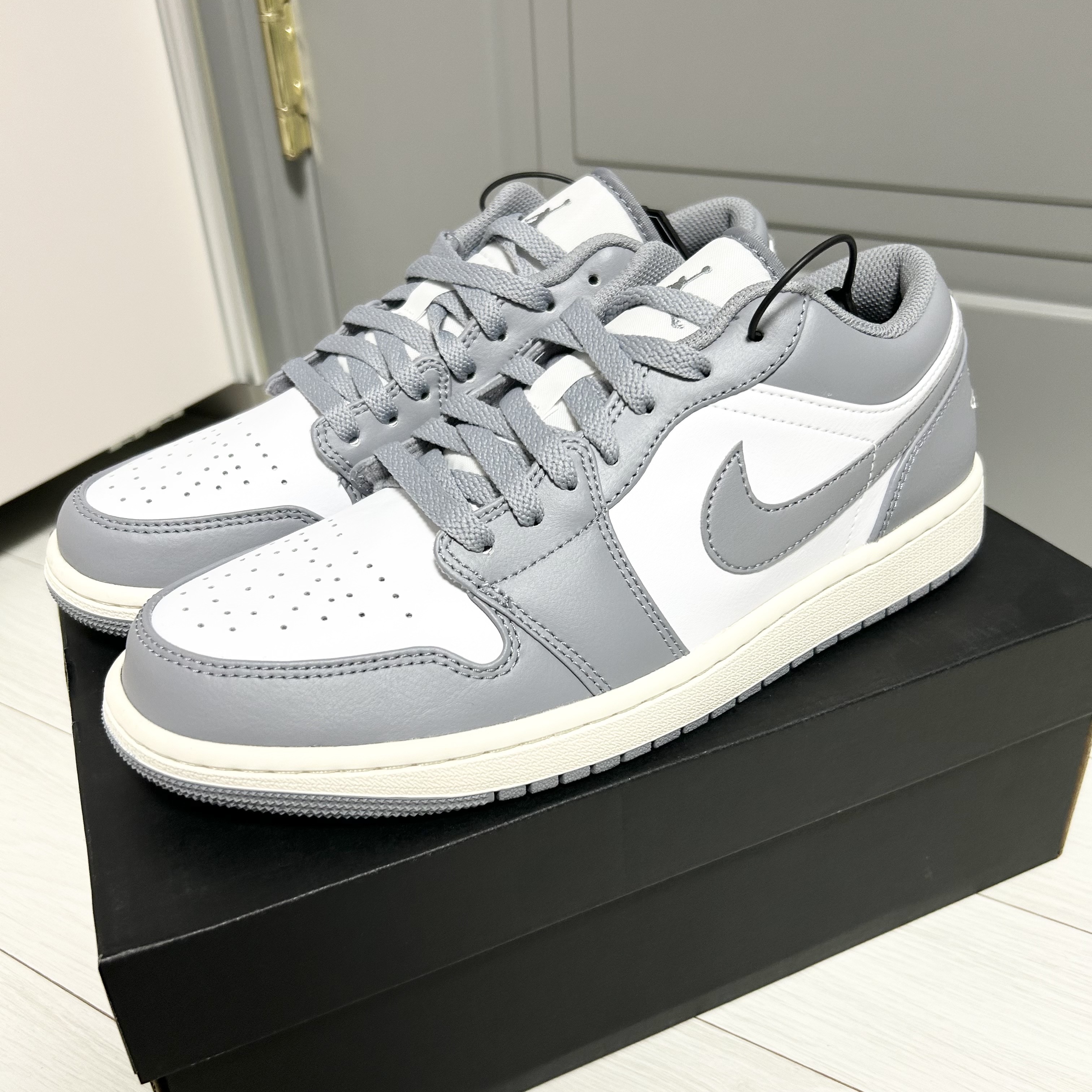 Jordan 1 Low Stealth and White 착용 스타일