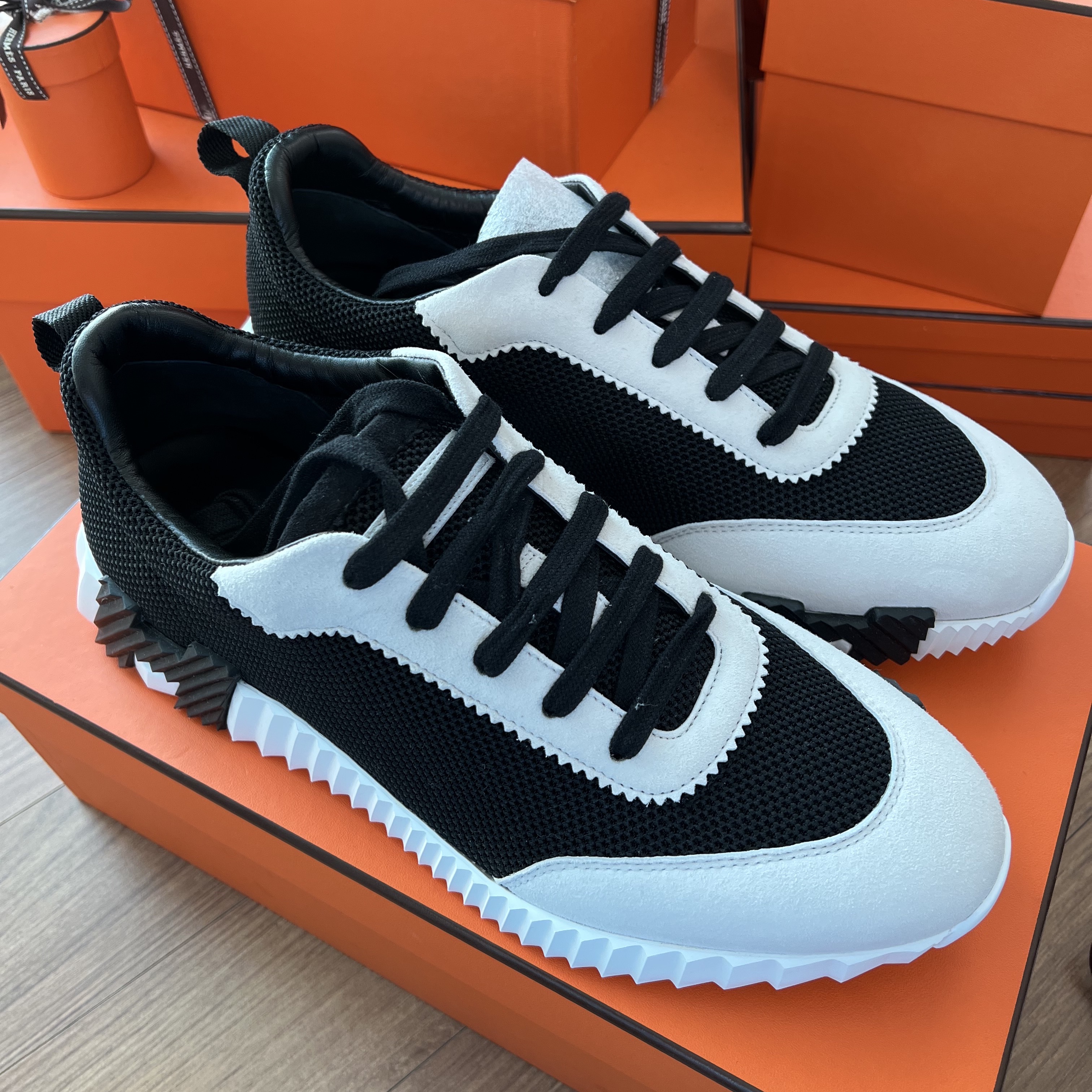 Hermes Bouncing Sneakers Mesh Suede Goatskin & Noir Blanc 착용 스타일