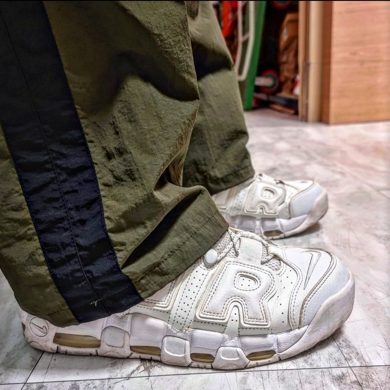 Nike Air More Uptempo Triple White 착용 스타일 - 1