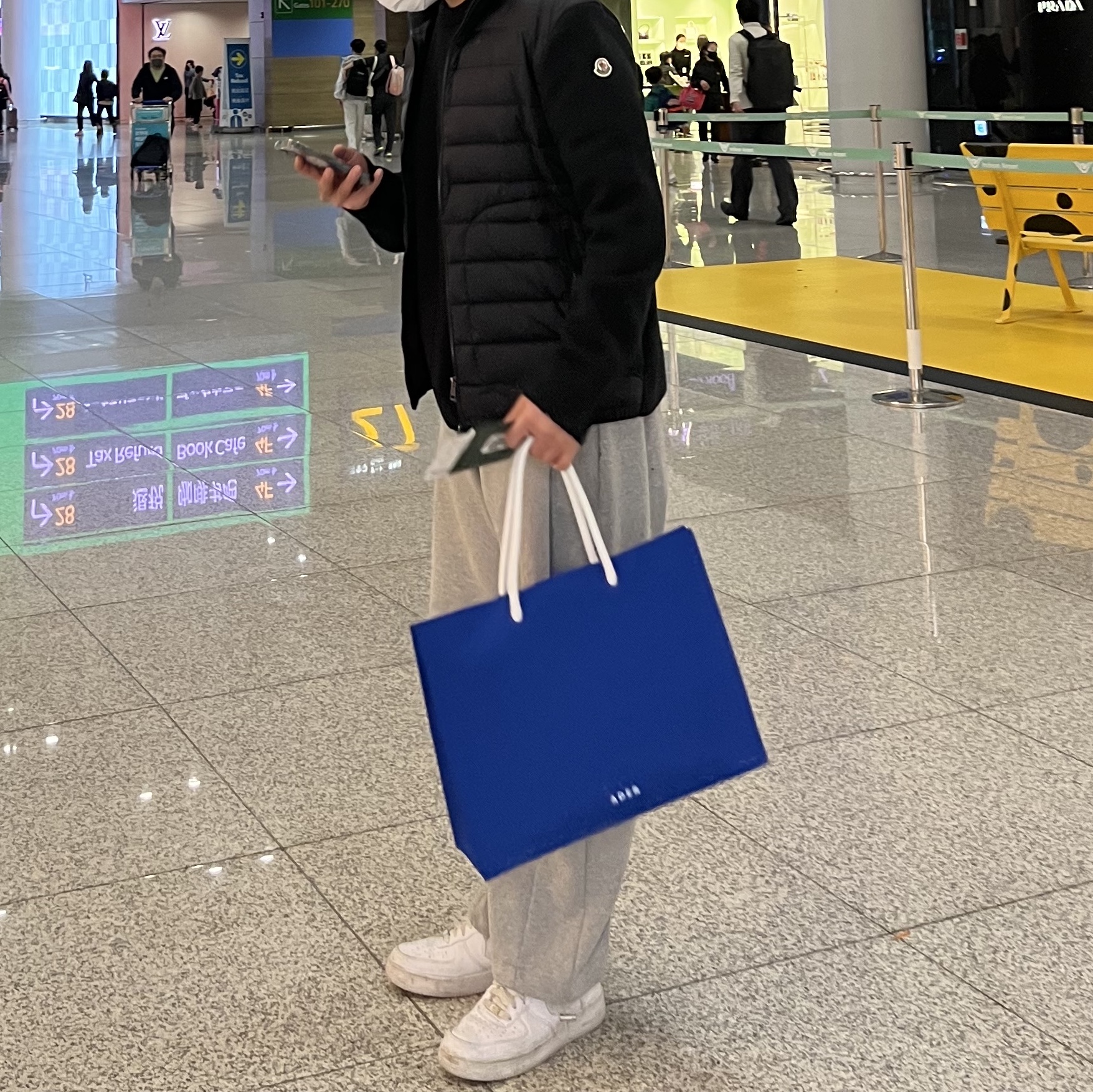 Ader Error Wide Shopper Bag Z-Blue 착용 스타일