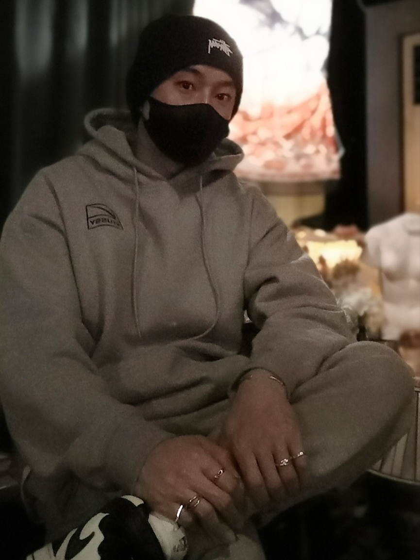 Nike x Stussy NRG RA Pullover Hoodie Dark Grey Heather (DJ9488-063), Nike x Stussy NRG RA Fleece Pants Dark Grey Heather (DJ9490-063) 착용 스타일 - 1