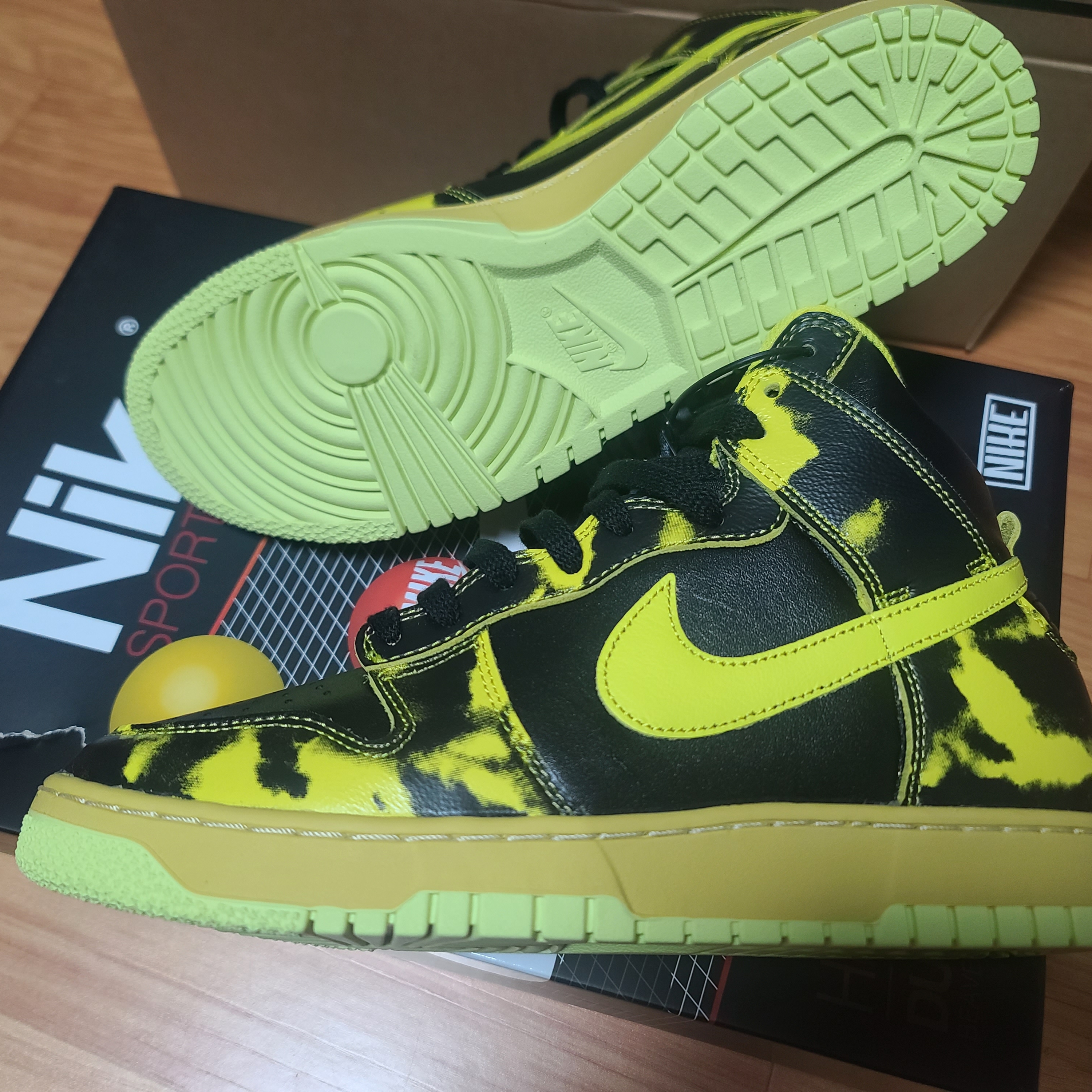 Nike Dunk High 1985 SP Yellow Acid Wash 착용 스타일 - 1