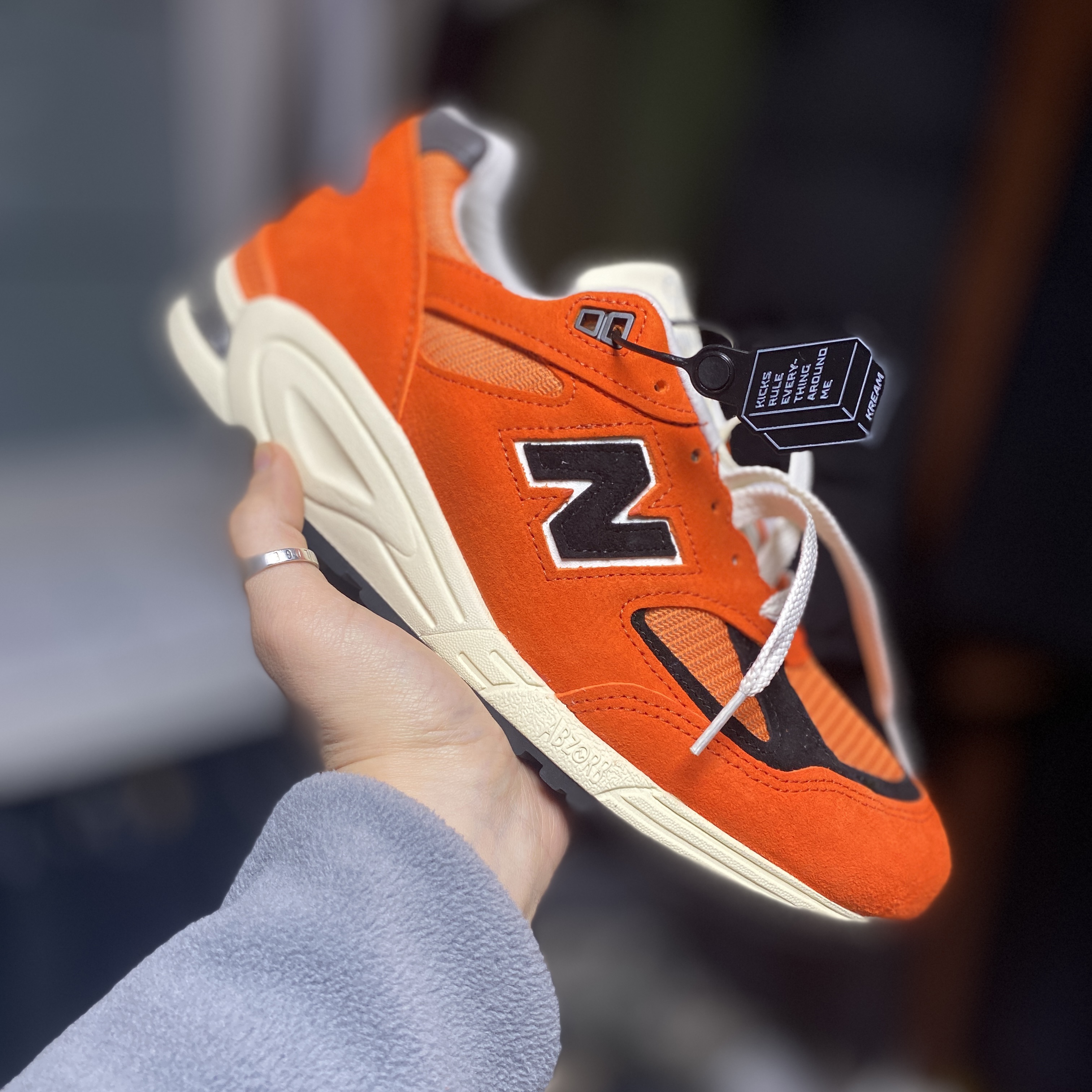New Balance 990v2 Made in USA Marigold Black 착용 스타일 - 1