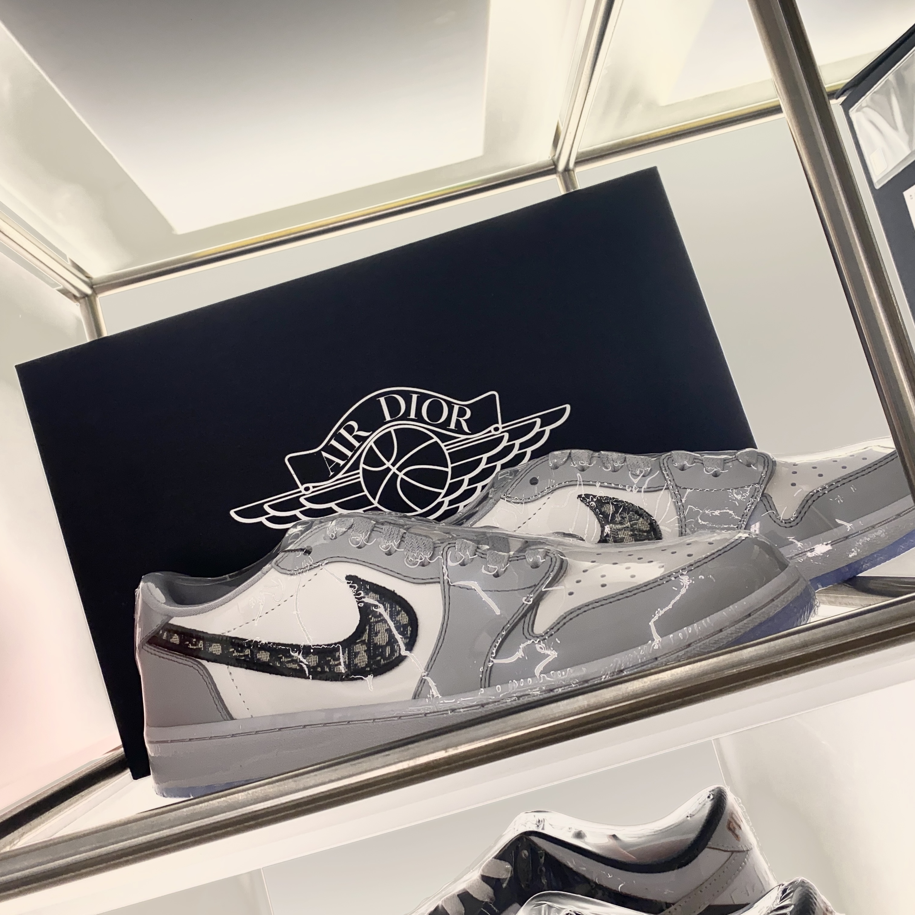 Jordan 1 x Dior High OG, Louis Vuitton x Nike Air Force 1 Low by Virgil Abloh White Comet Red μ°©μ© μ€νμΌ - 3