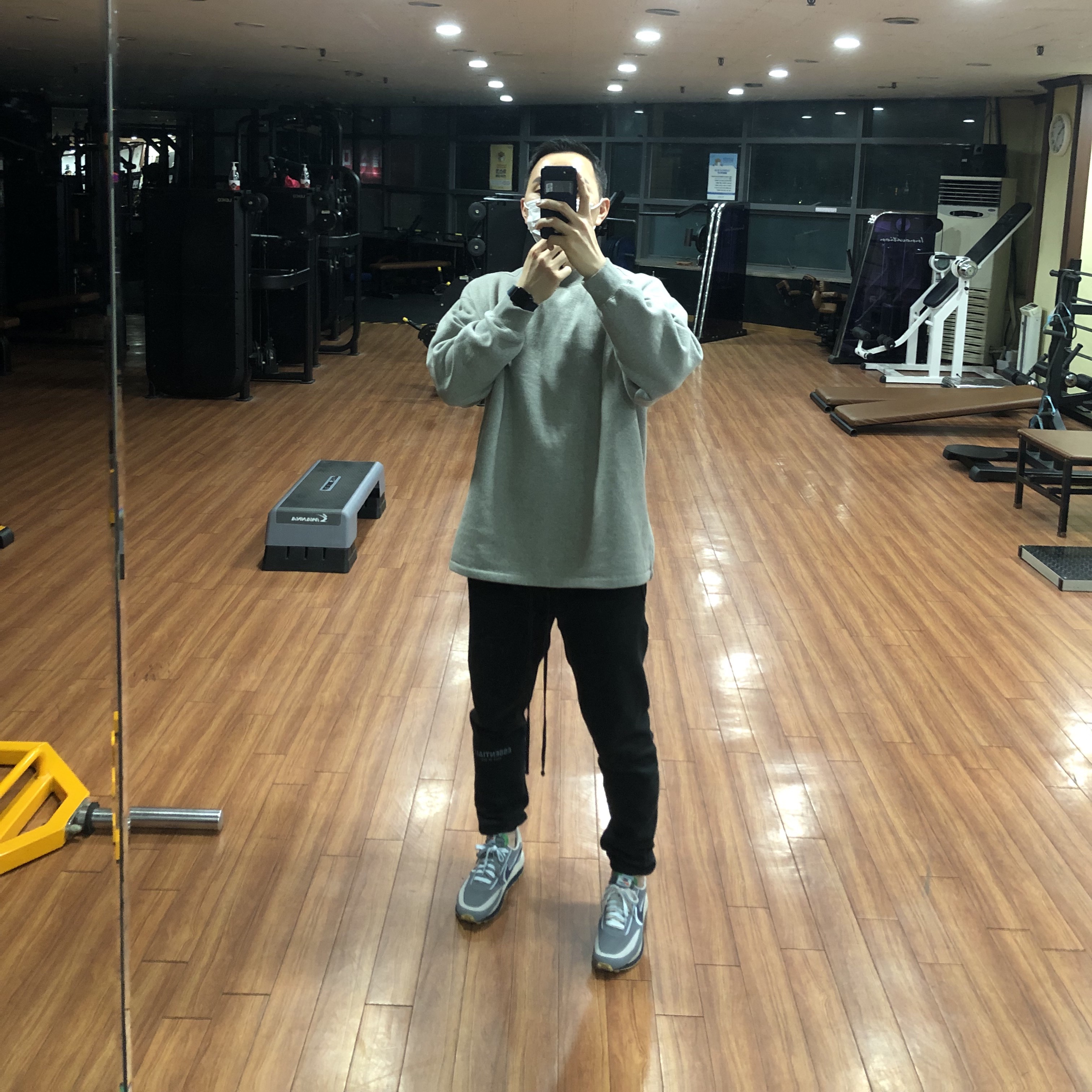 Essentials The Core Collection Relaxed Crewneck Sweatshirt Dark Oatmeal, Nike x Sacai x Clot LDWaffle Cool Grey 착용 스타일 - 1