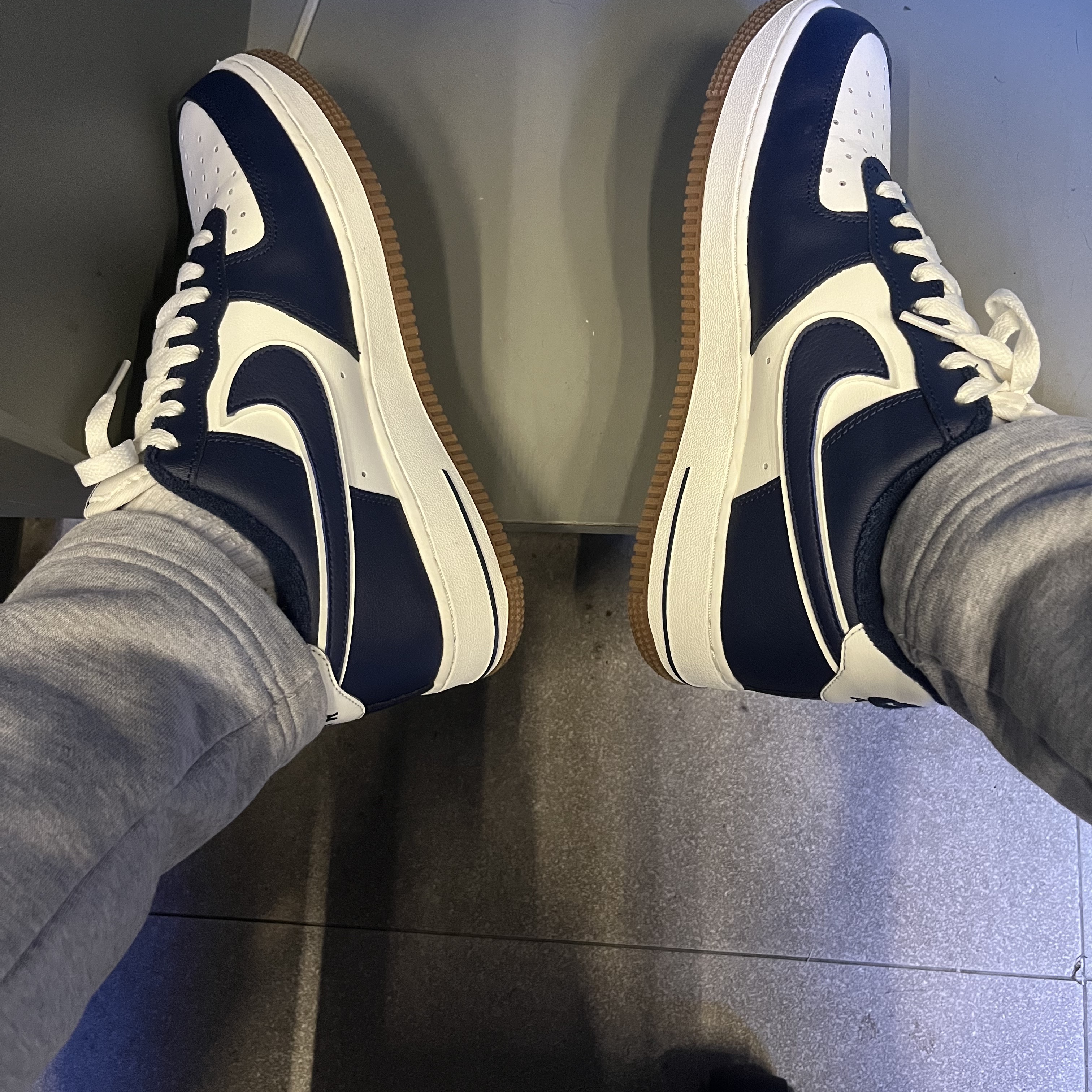Nike Air Force 1 '07 LV8 Midnight Navy 착용 스타일