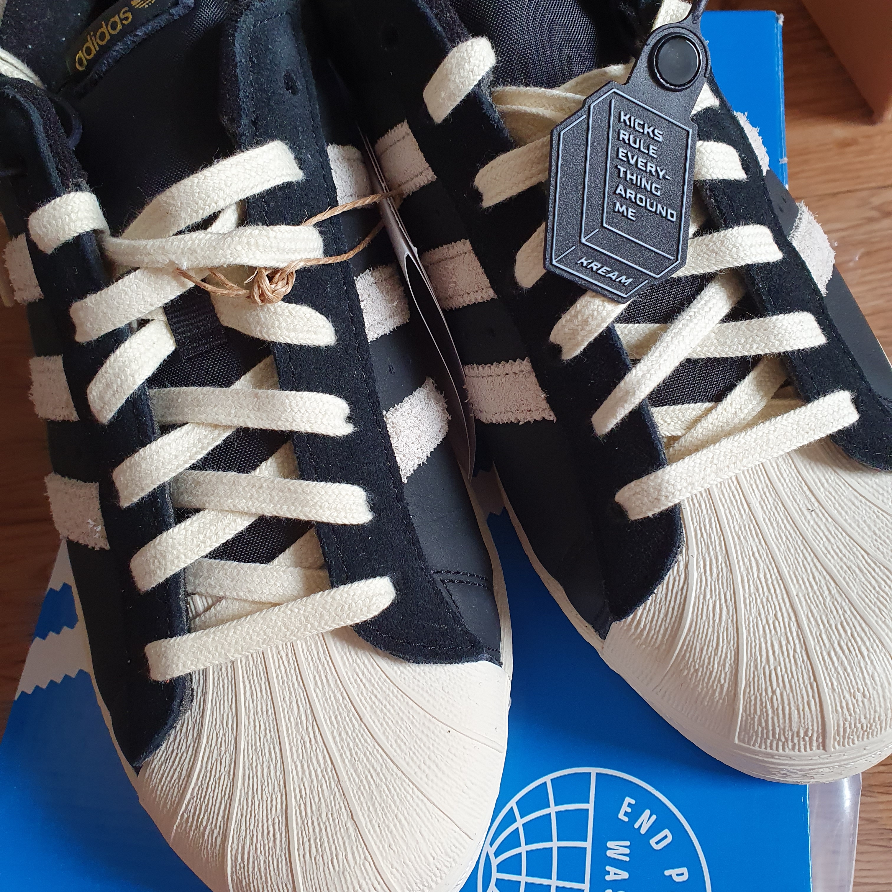 Adidas Superstar 82 Black White 착용 스타일