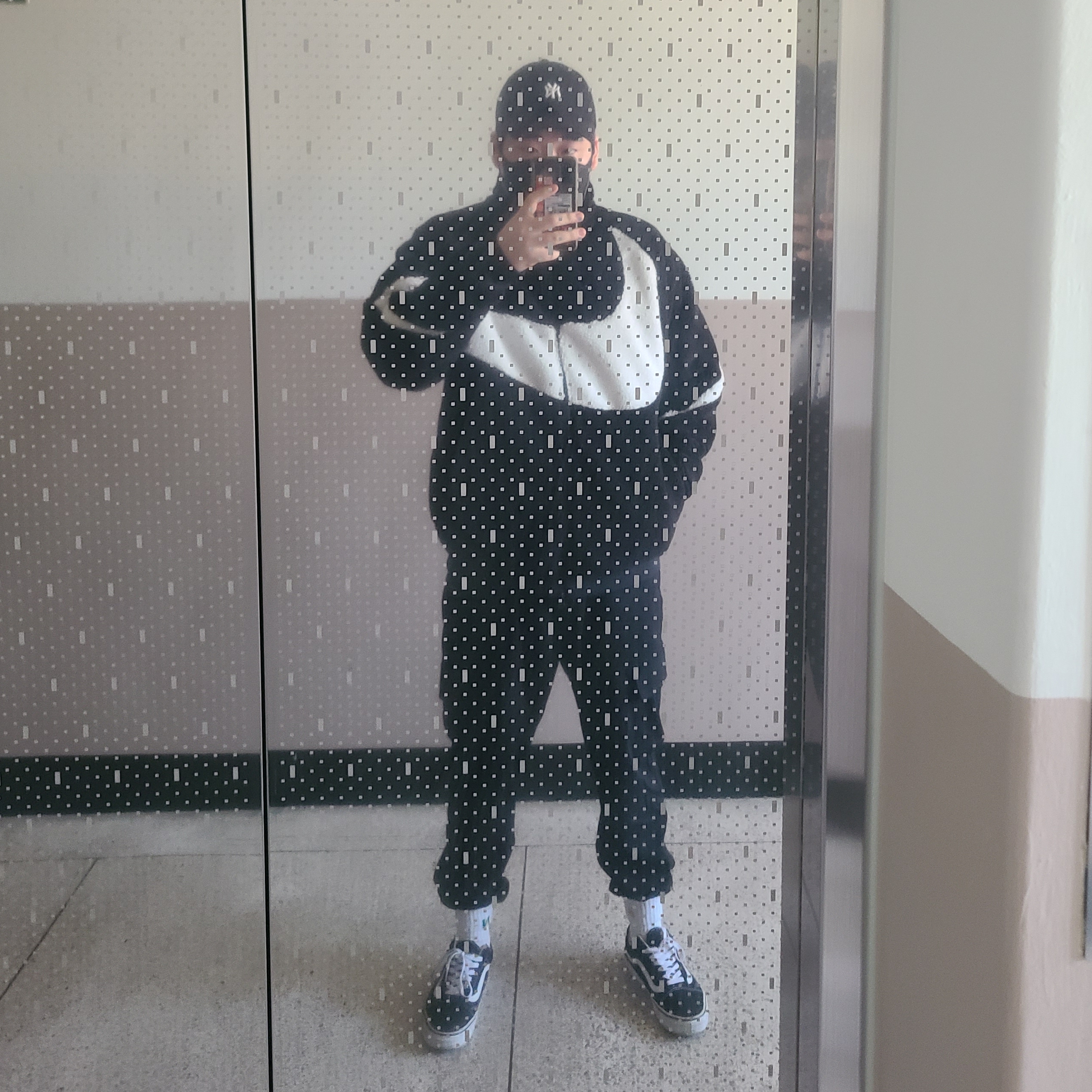 Nike Big Swoosh Full Zip Jacket Black Sail 착용 스타일