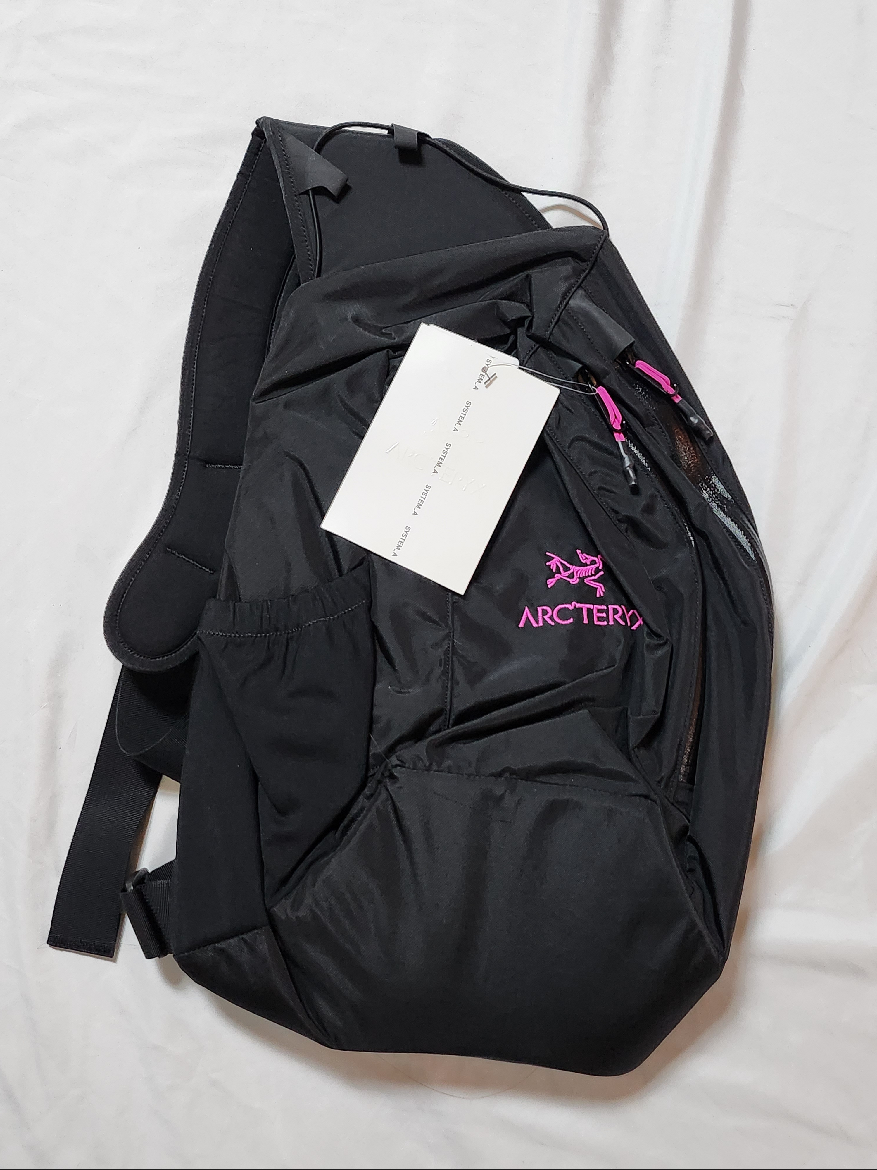 Arc'teryx System A Quiver Crossbody Pack Black Ultra Violet 착용 스타일