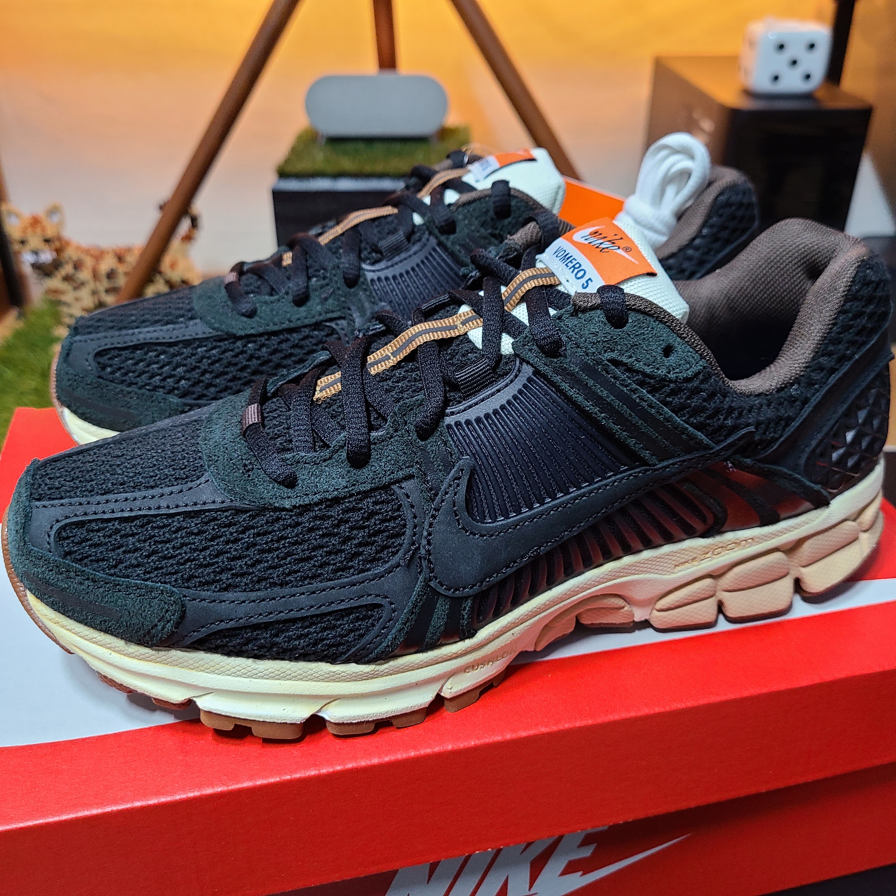 (W) Nike Zoom Vomero 5 Black 착용 스타일 - 1