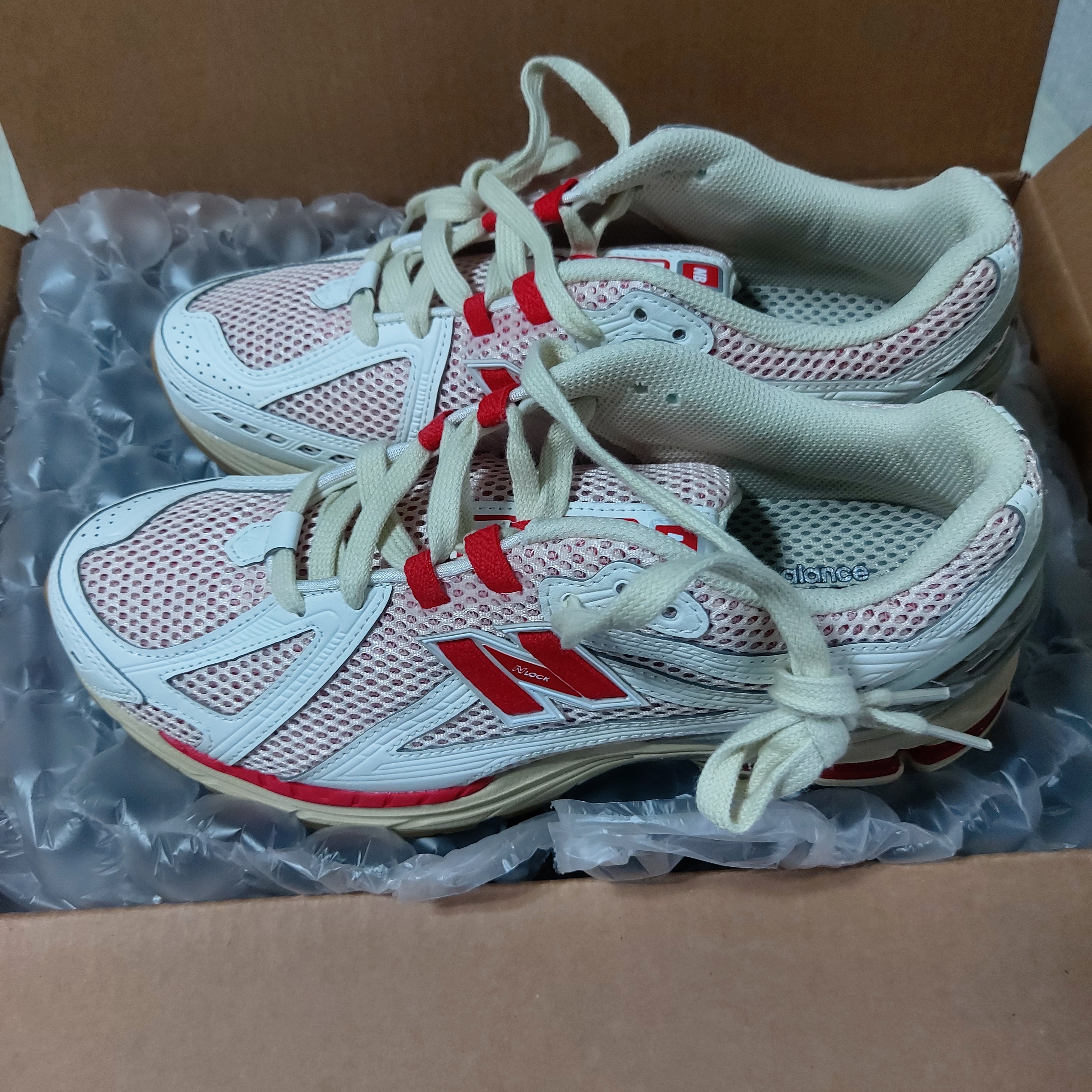 New Balance 1906R White Red 착용 스타일 - 1