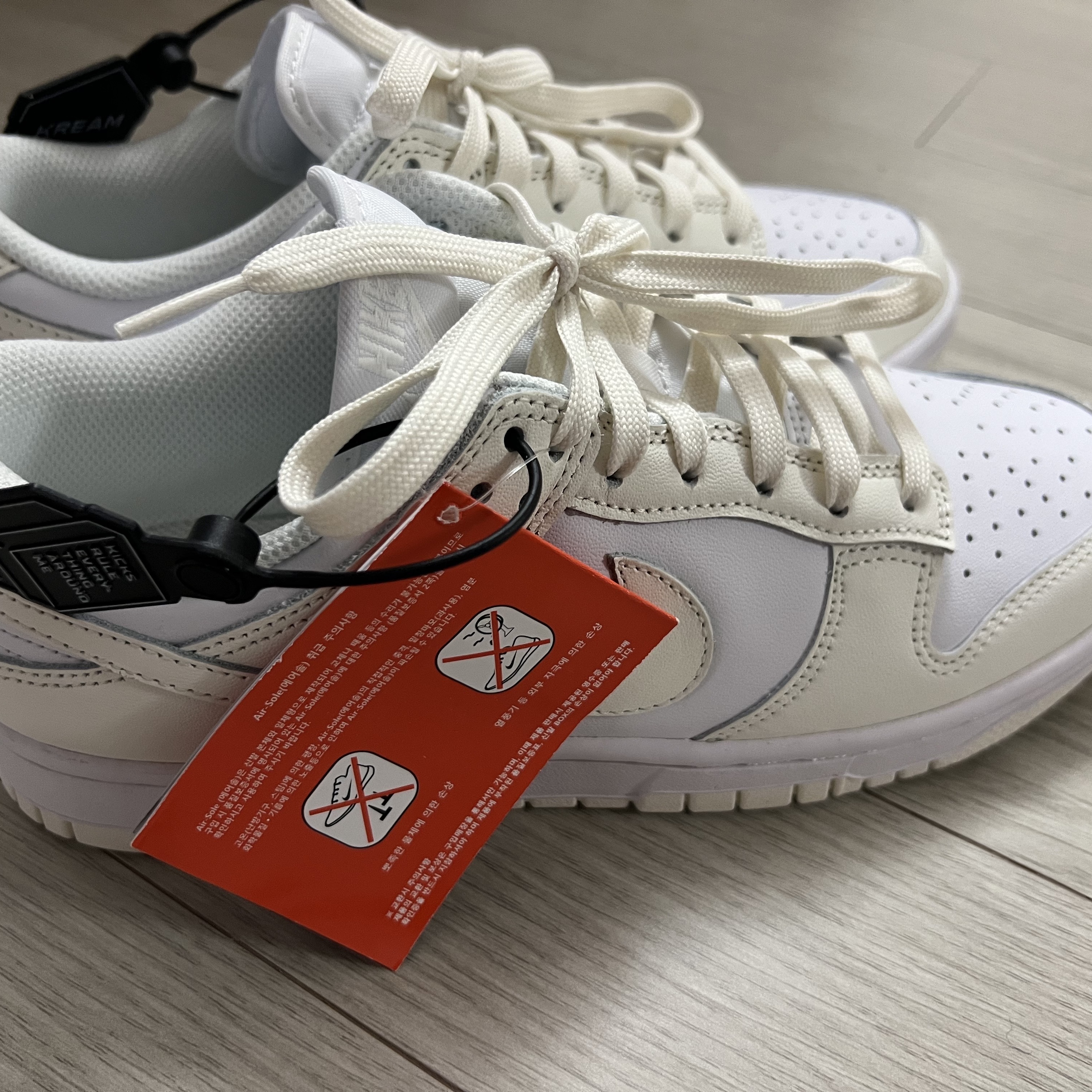 (W) Nike Dunk Low White and Sail 착용 스타일 - 1