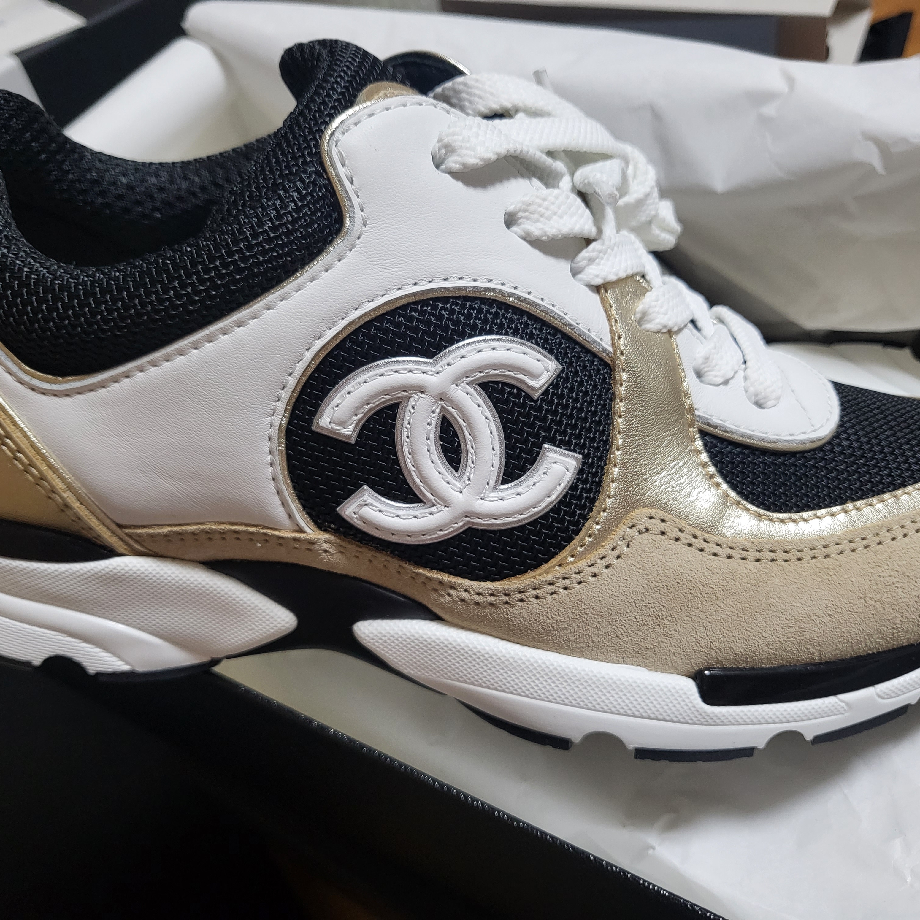 (W) Chanel Sneakers Calfskin Fabric & White Black Beige Gold 착용 스타일 - 1