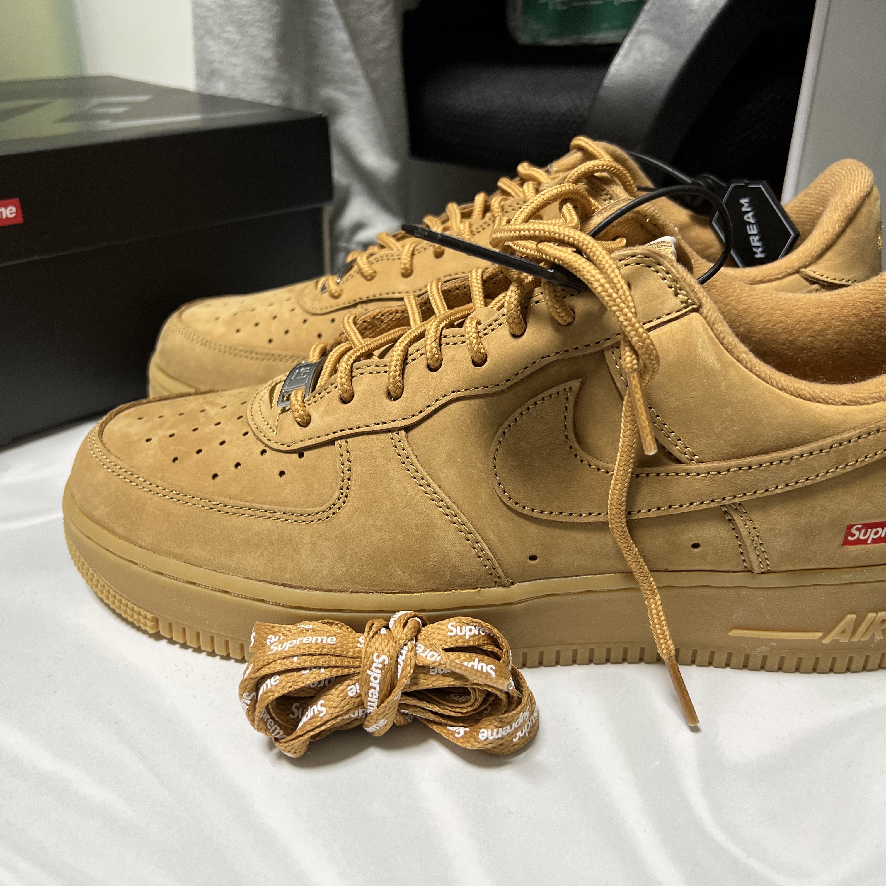 Nike x Supreme Air Force 1 Low Flax 착용 스타일
