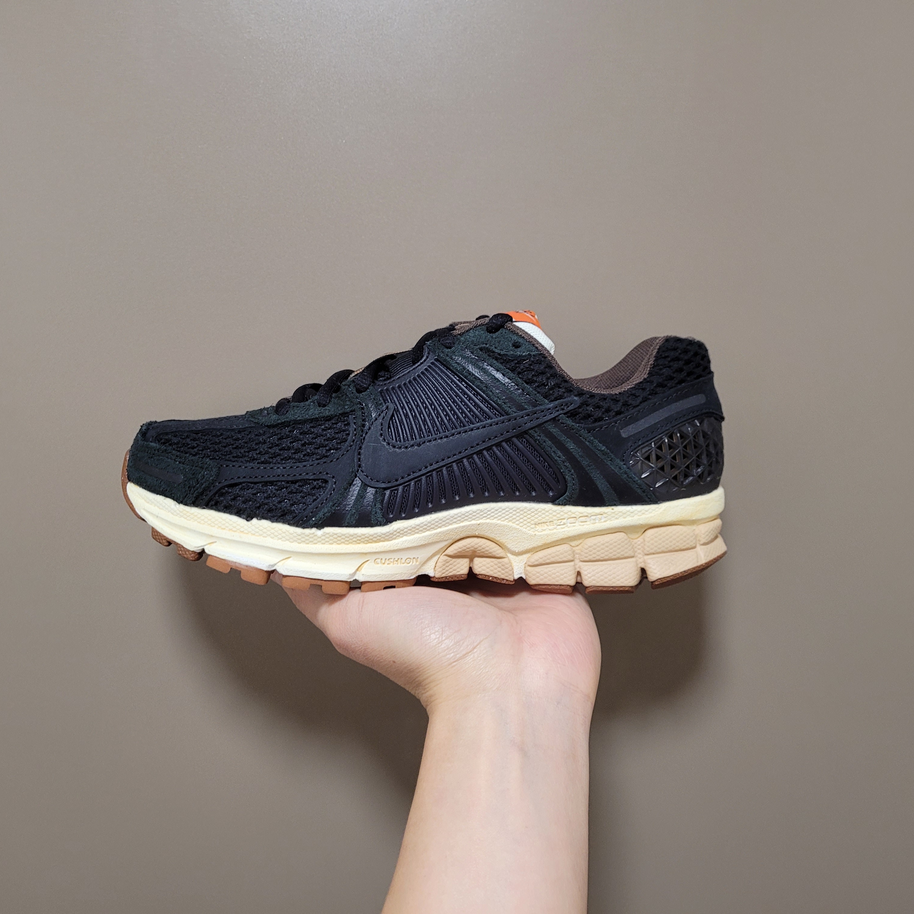 (W) Nike Zoom Vomero 5 Black 착용 스타일 - 1