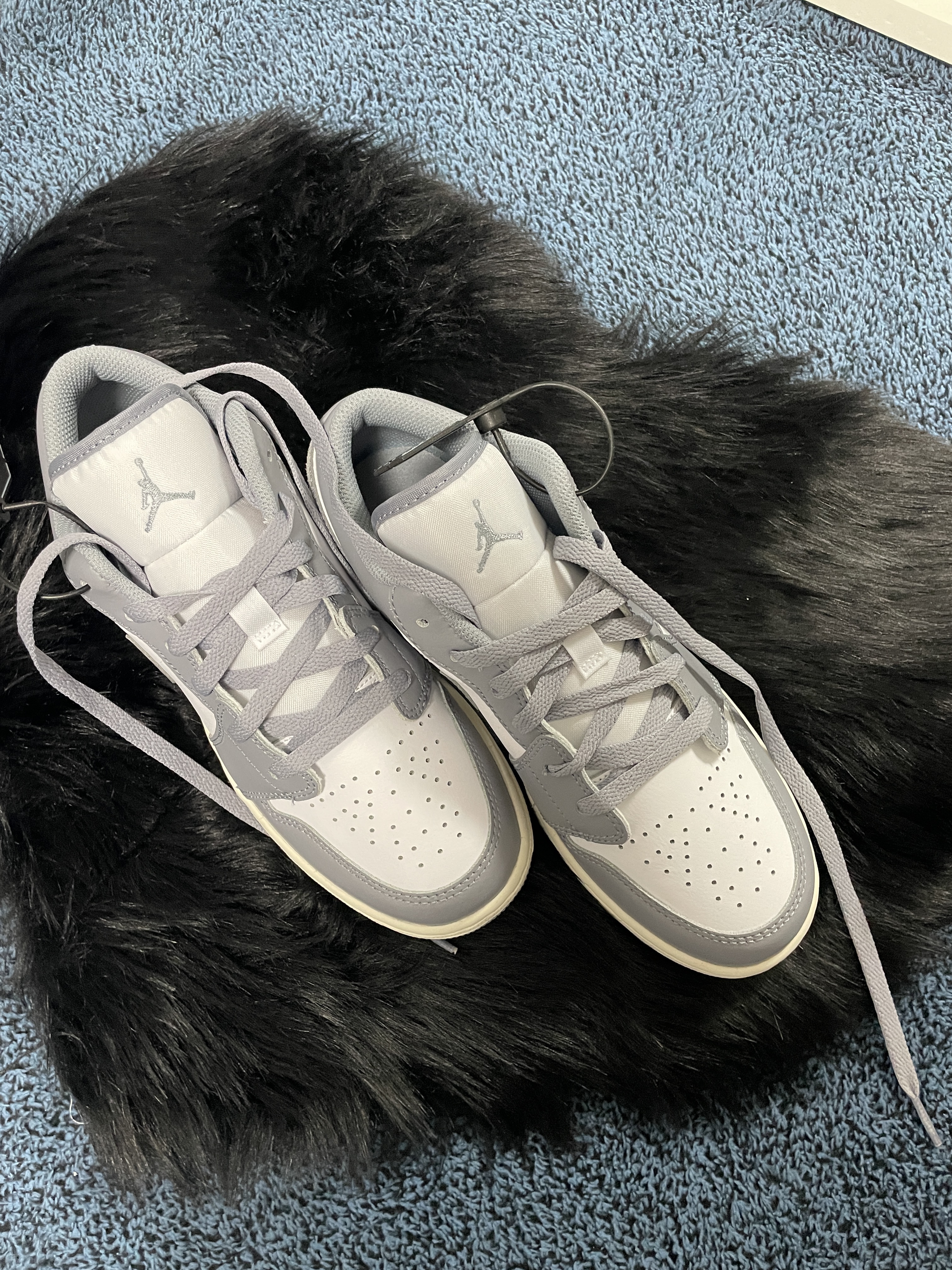 (GS) Jordan 1 Low Stealth and White 착용 스타일 - 1