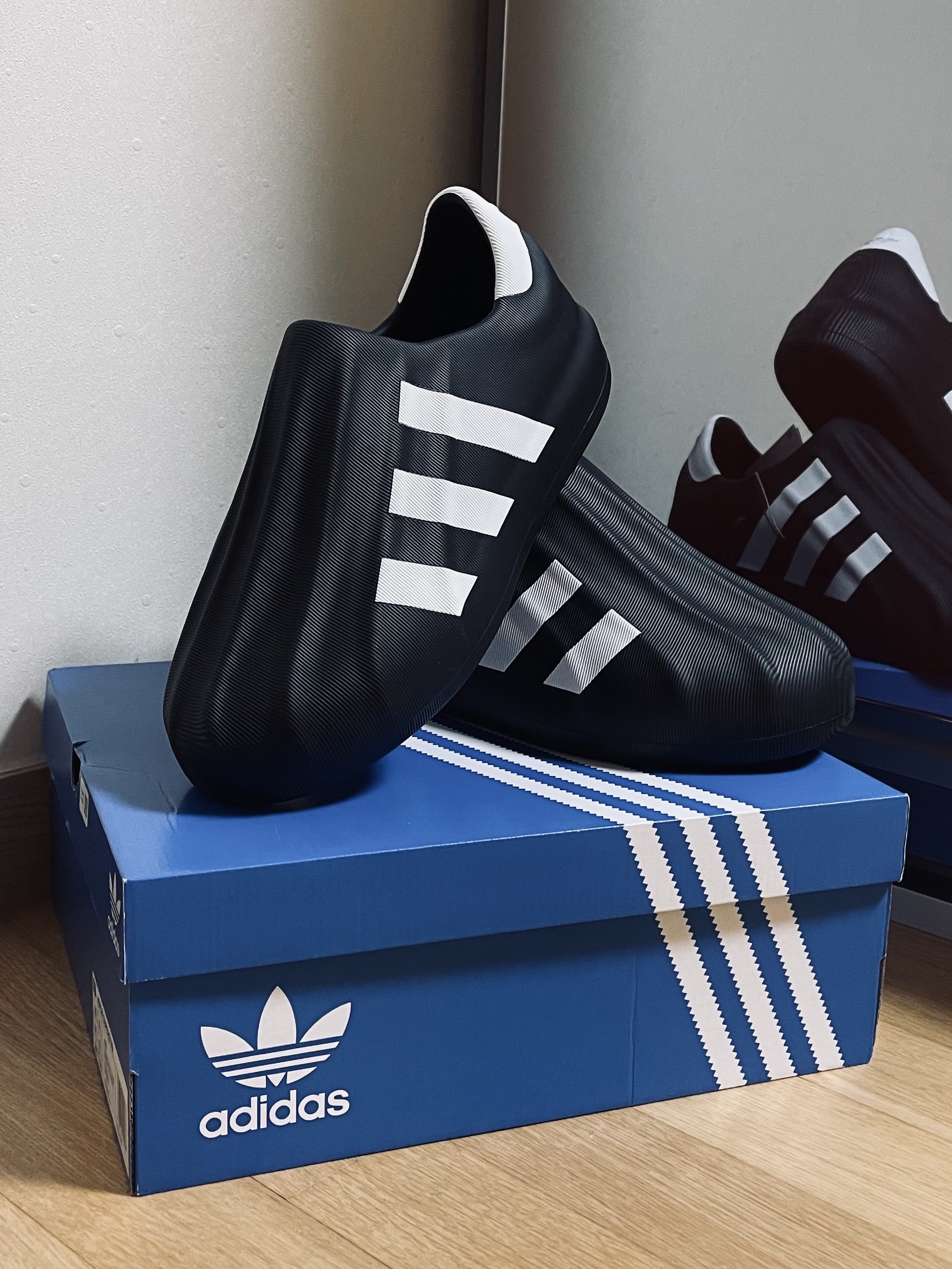 Adidas Adifom Superstar Core Black Cloud White 착용 스타일