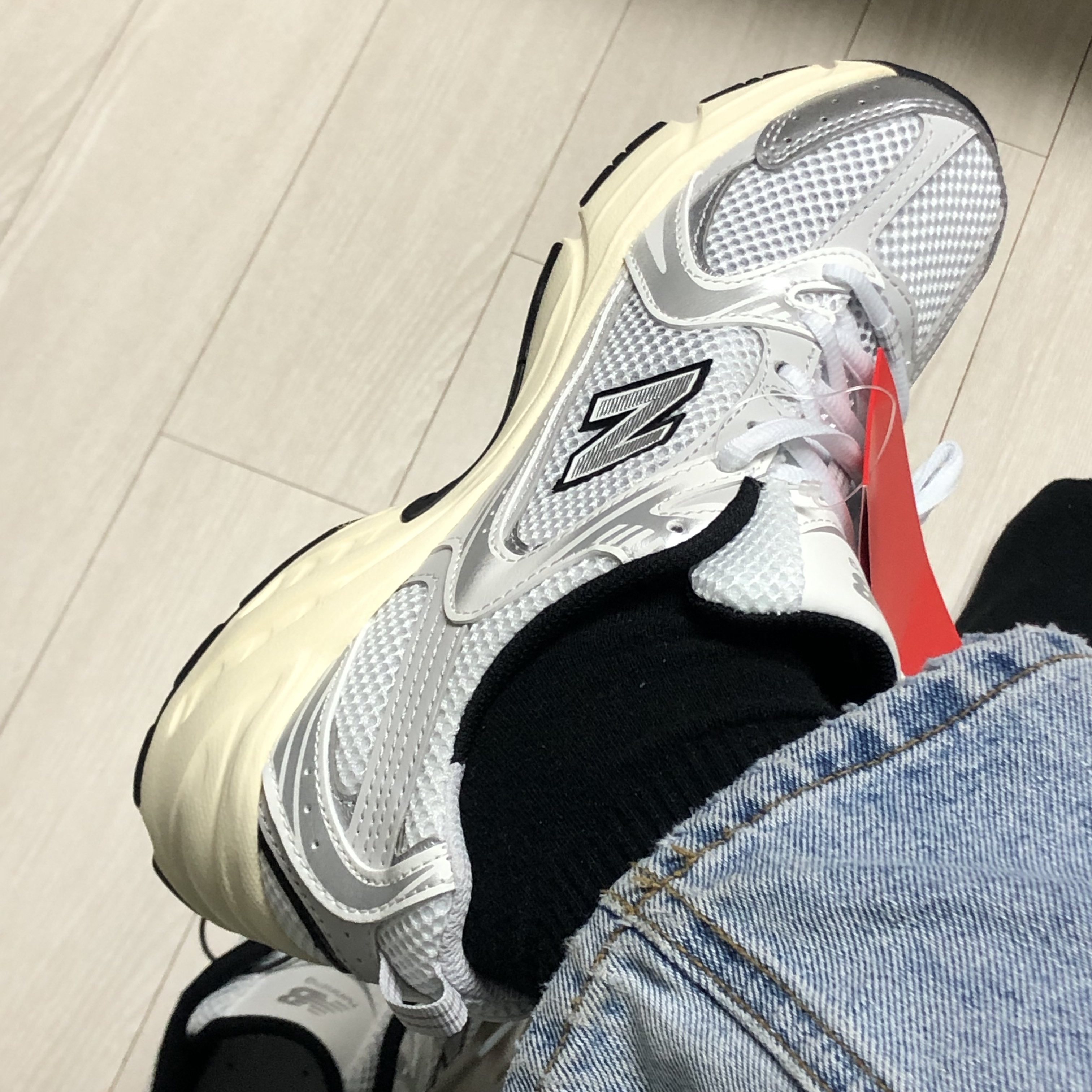 New Balance 530 Silver Cream 착용 스타일