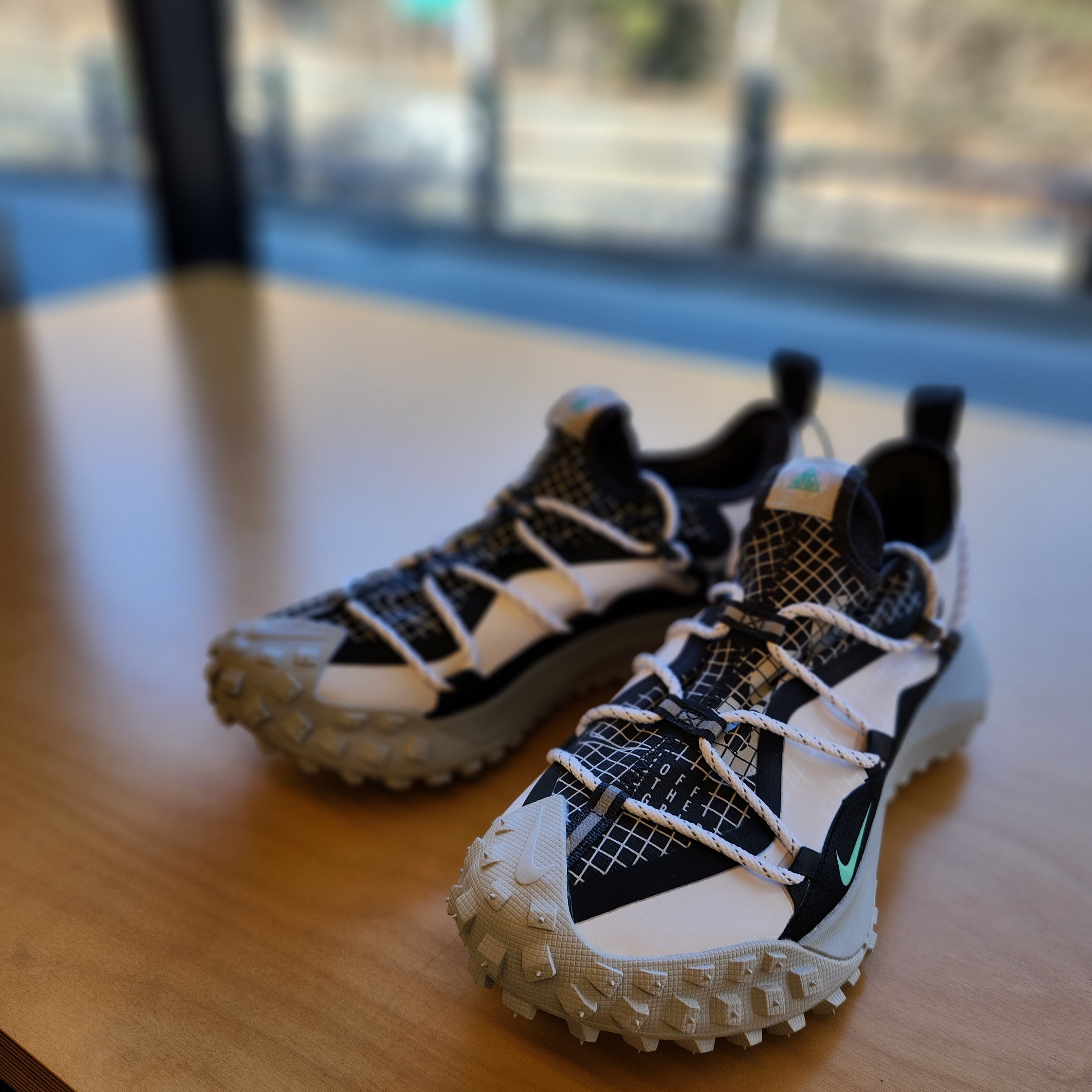 Nike ACG Mountain Fly Low SE White and Black 착용 스타일 - 1