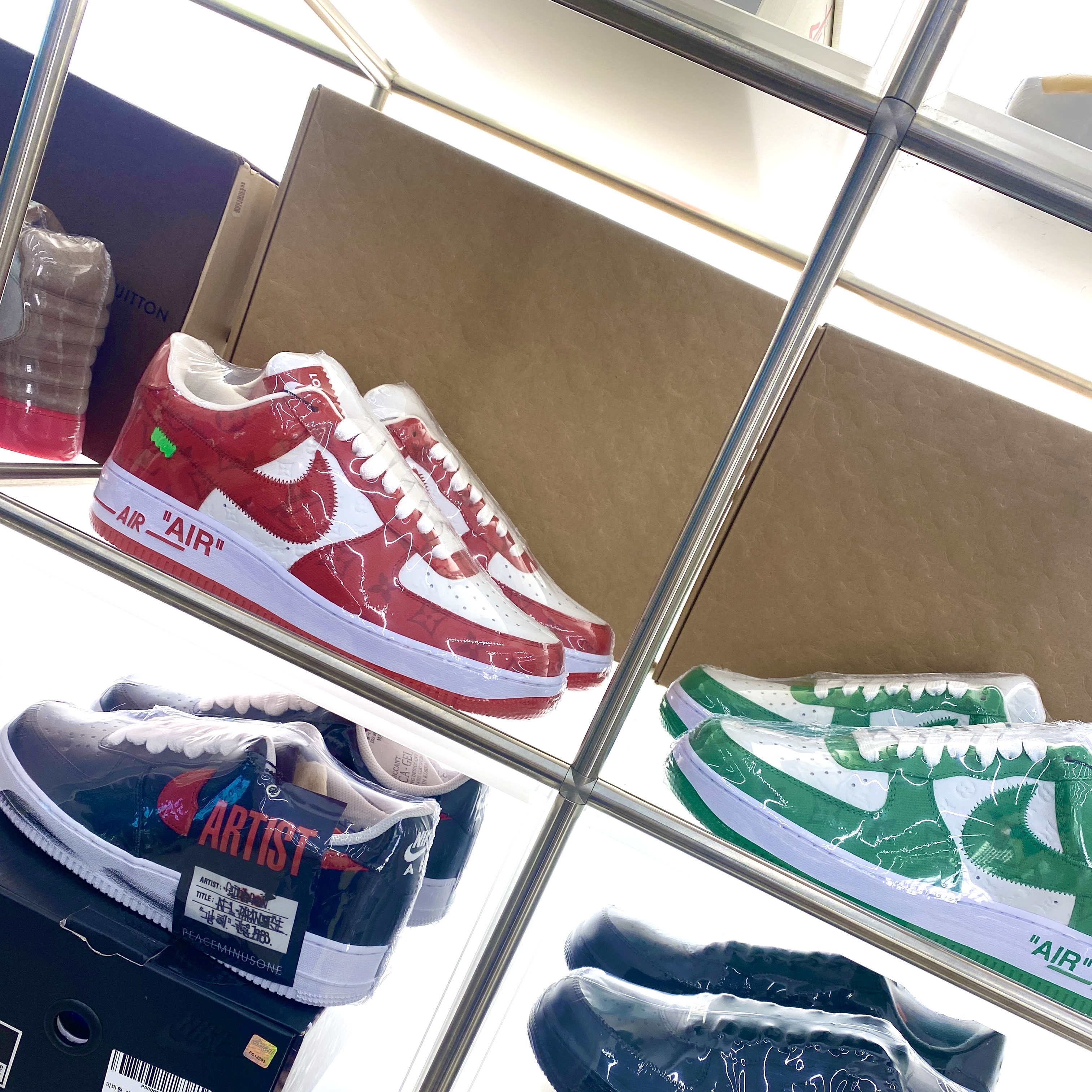 Jordan 1 x Dior High OG, Louis Vuitton x Nike Air Force 1 Low by Virgil Abloh White Comet Red μ°©μ© μ€νμΌ - 2