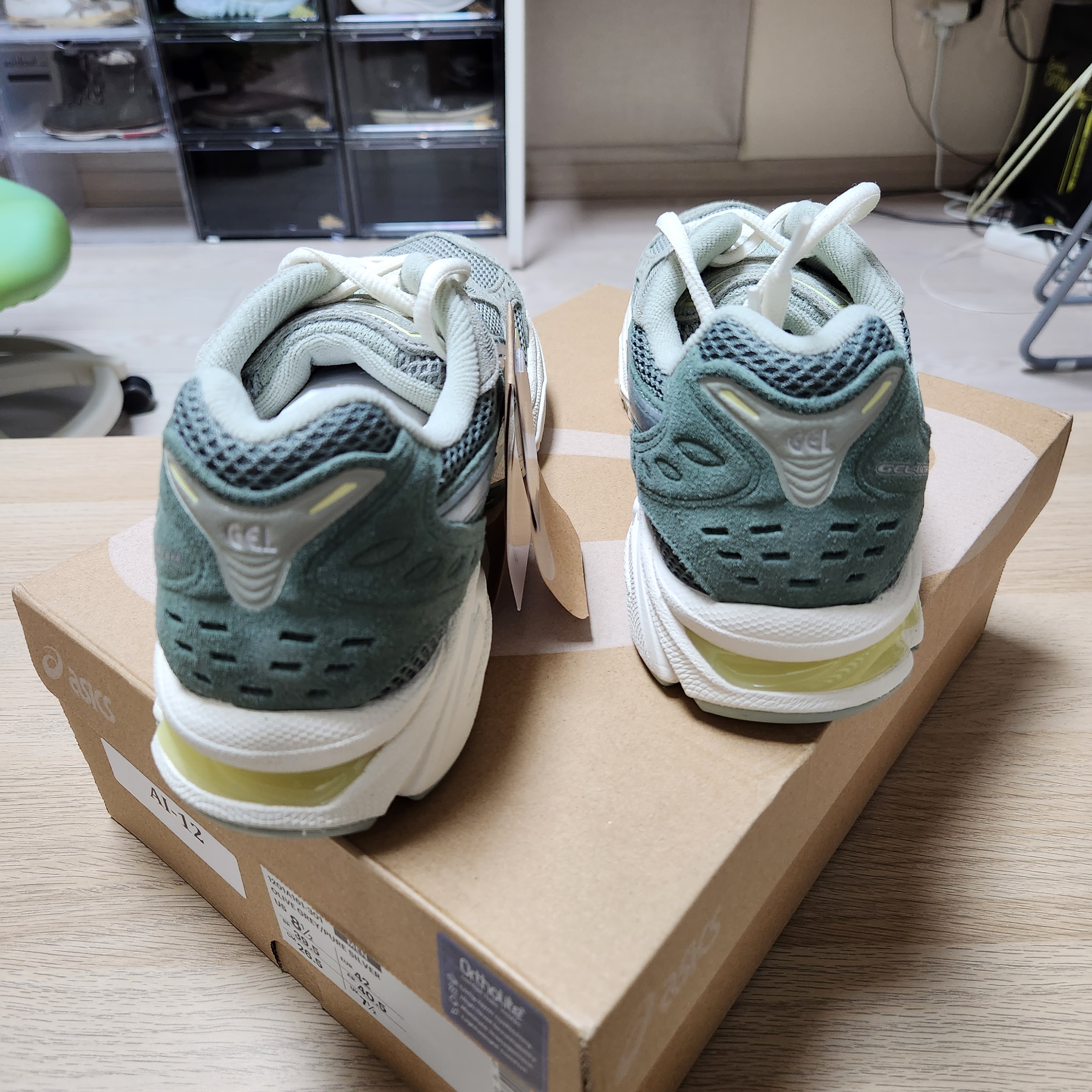 Asics Gel-Kayano 14 Olive Grey Pure Silver 착용 스타일 - 4
