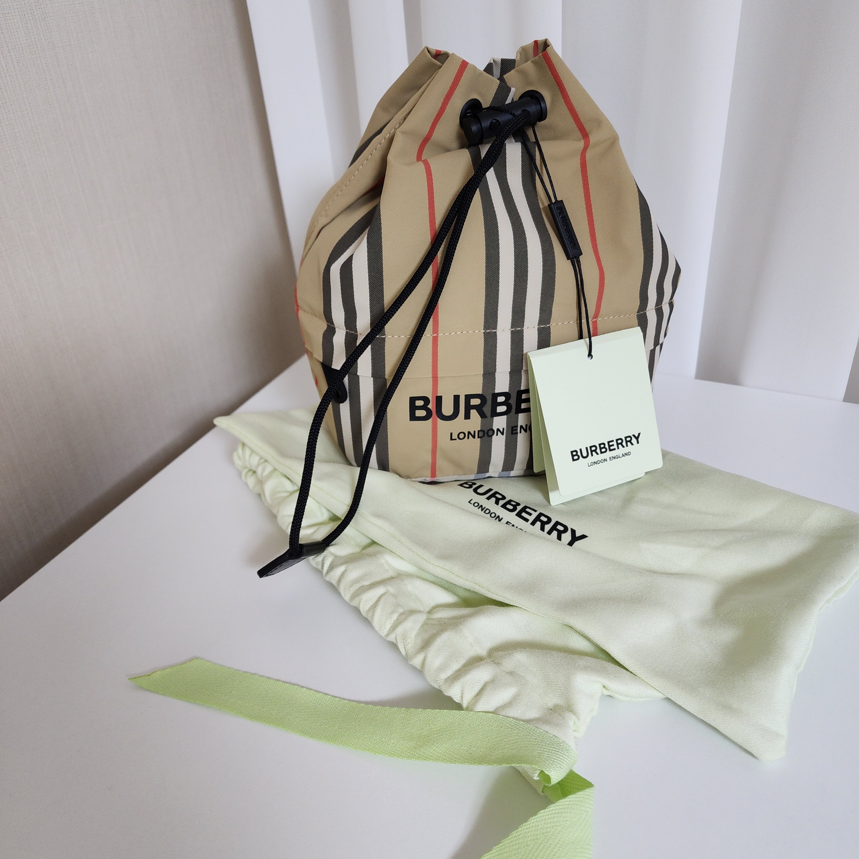Burberry Icon Stripe Econyl Drawcord Pouch Archive Beige 착용 스타일