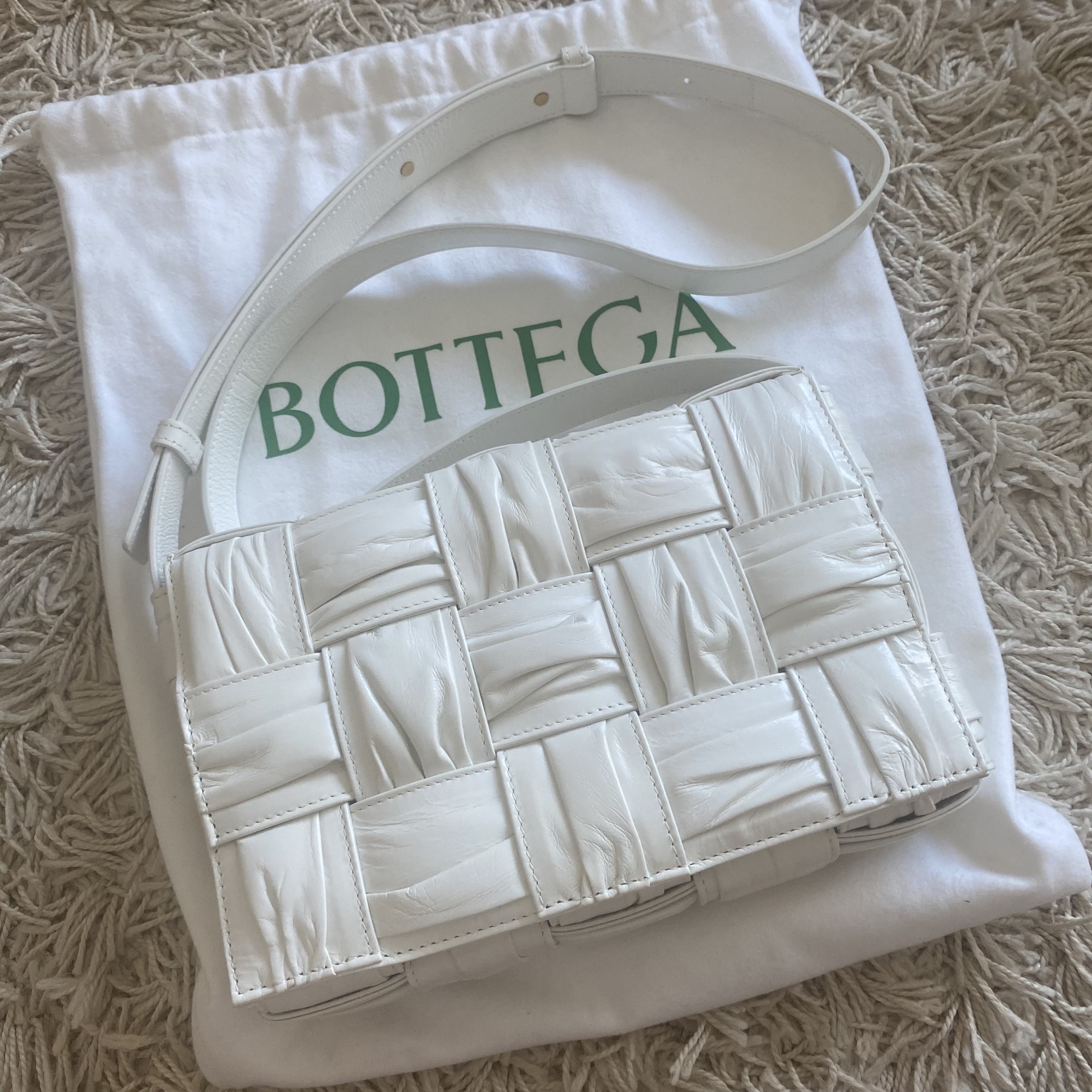 Bottega Veneta Foulard Intreccio Leather Cassette Porridge 착용 스타일