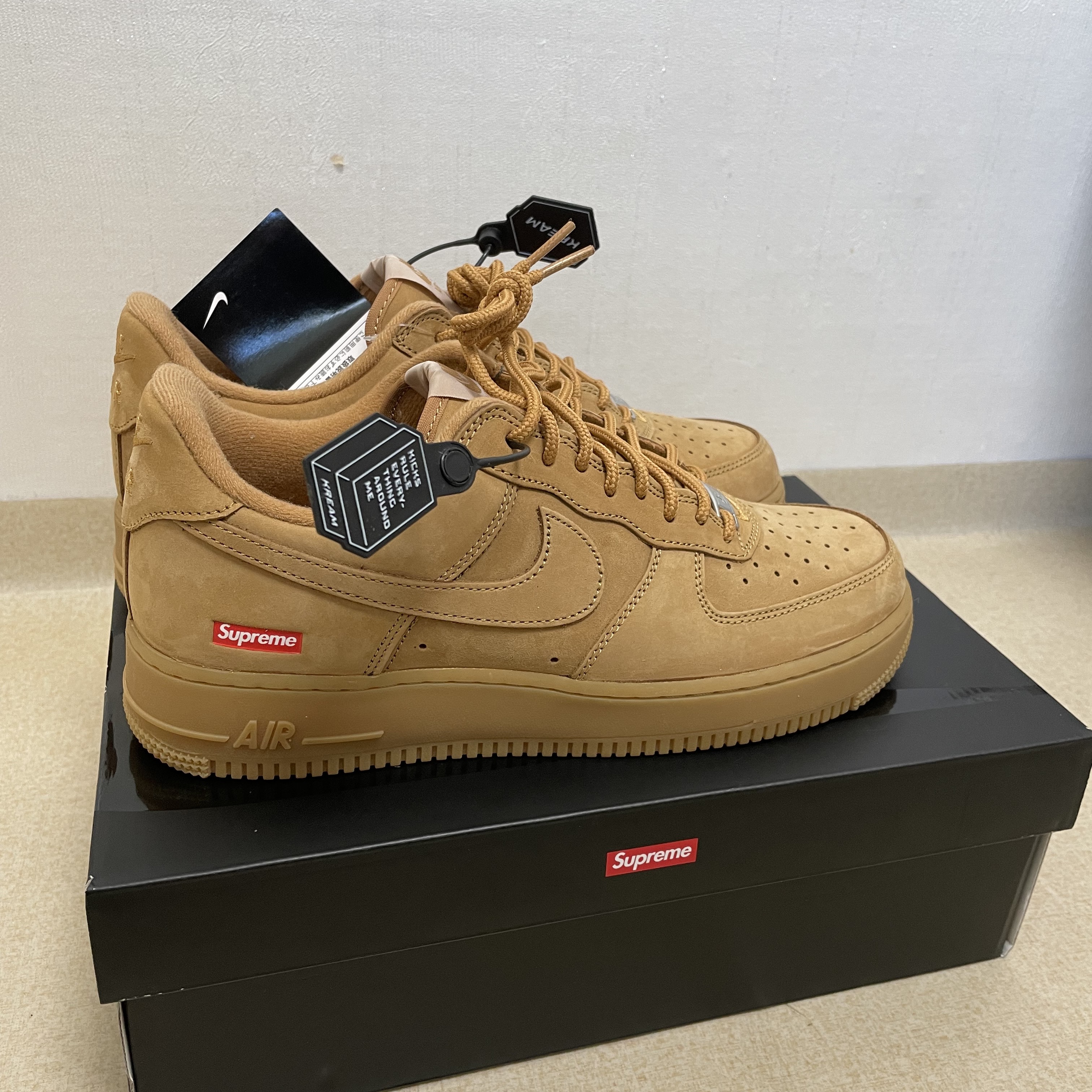 Nike x Supreme Air Force 1 Low Flax 착용 스타일 - 2