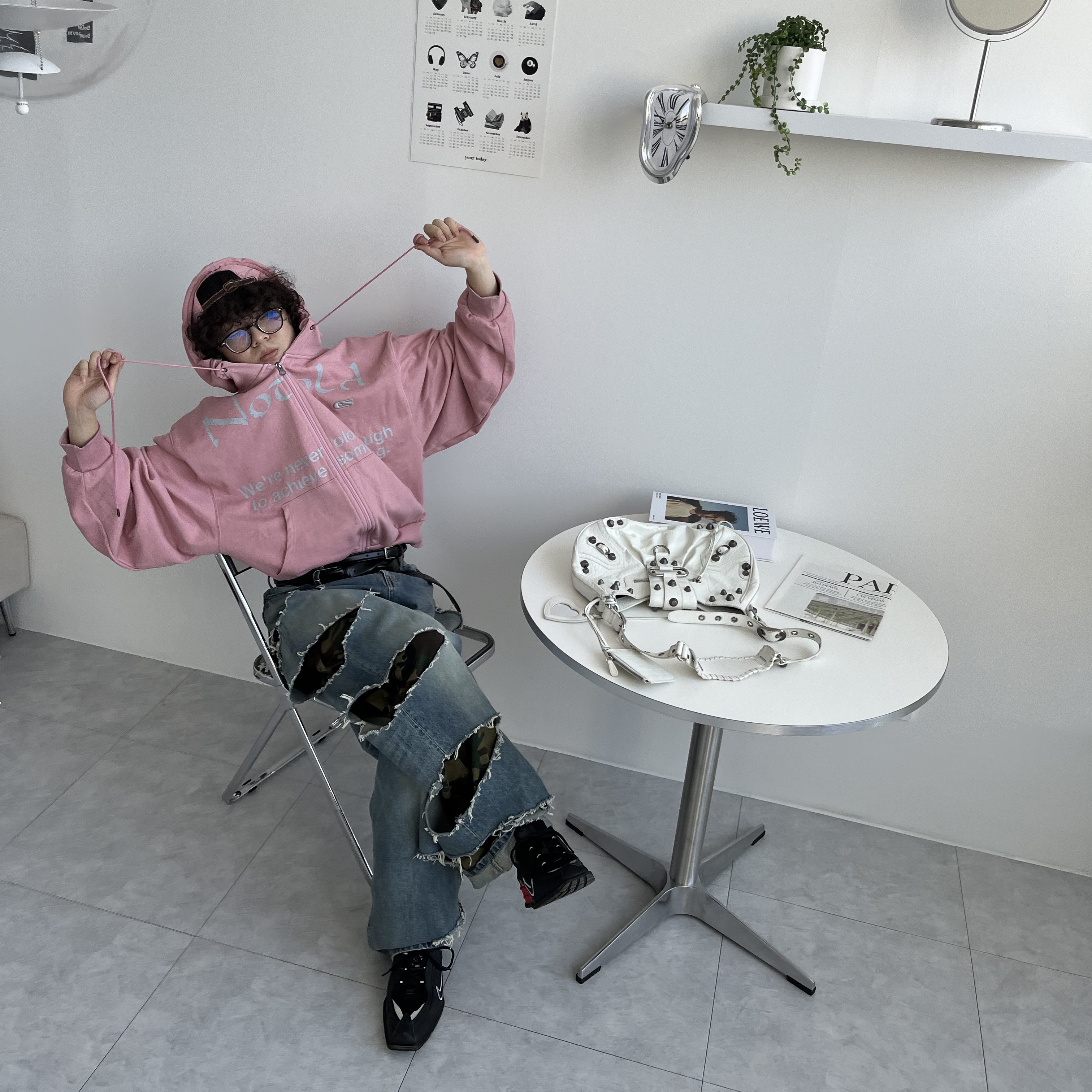 Nike x Martine Rose Shox MR4 Black, Balenciaga Slashed Loose Fit Jeans Light Blue 착용 스타일 - 3