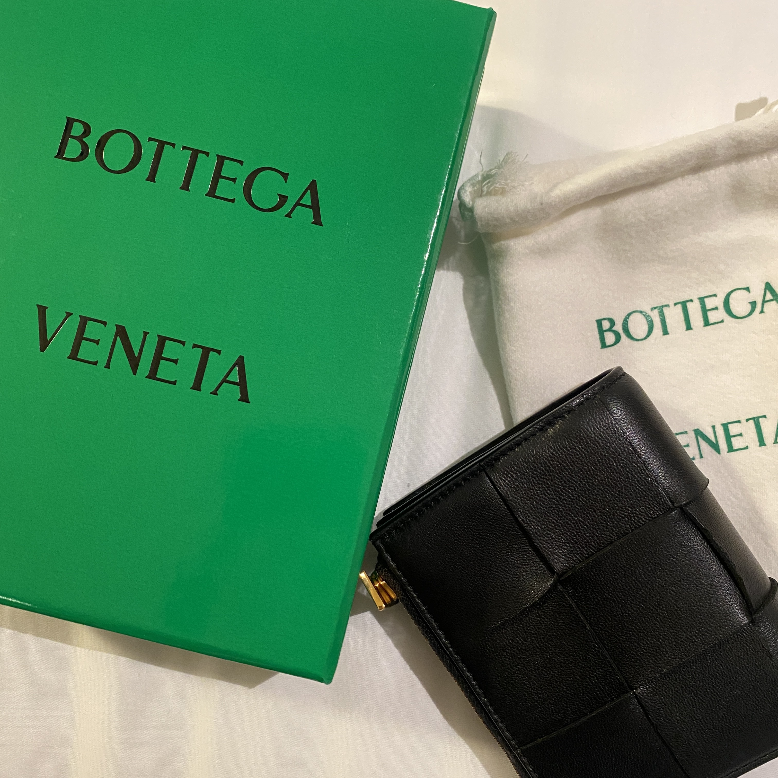 Bottega Veneta Bi-Fold Zip Wallet Black 착용 스타일