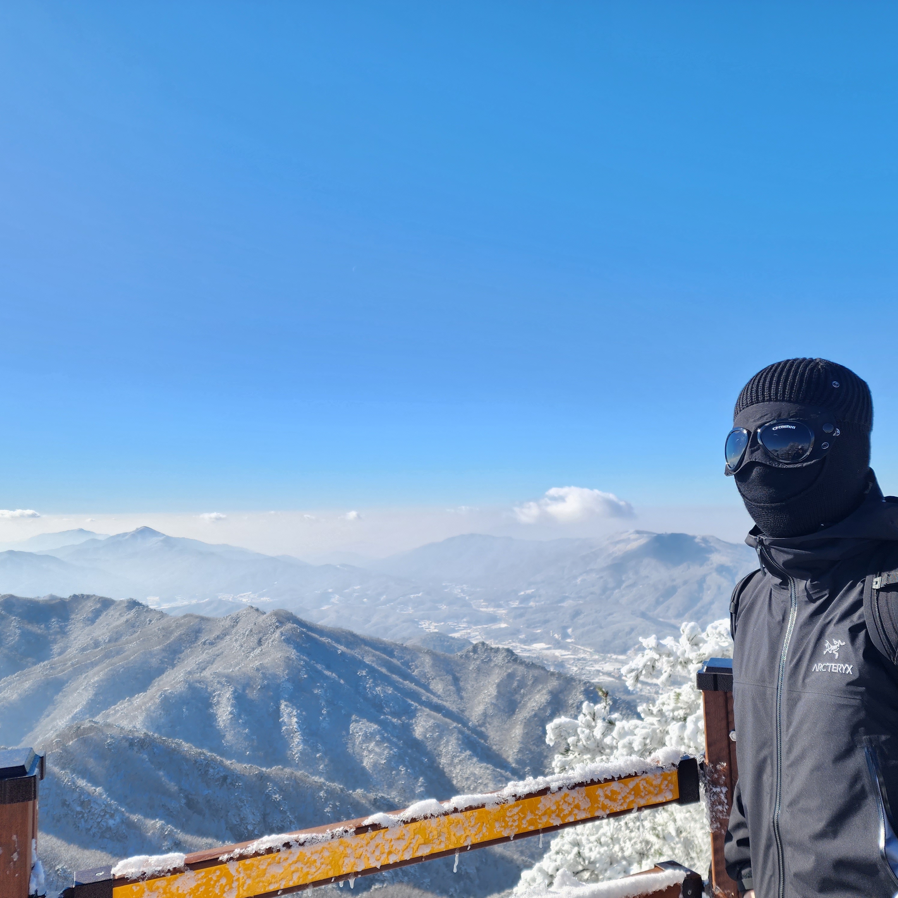 C.P. Company Extra Fine Merino Wool Goggle Balaclava Black, Arc'teryx Beta Jacket Black 착용 스타일