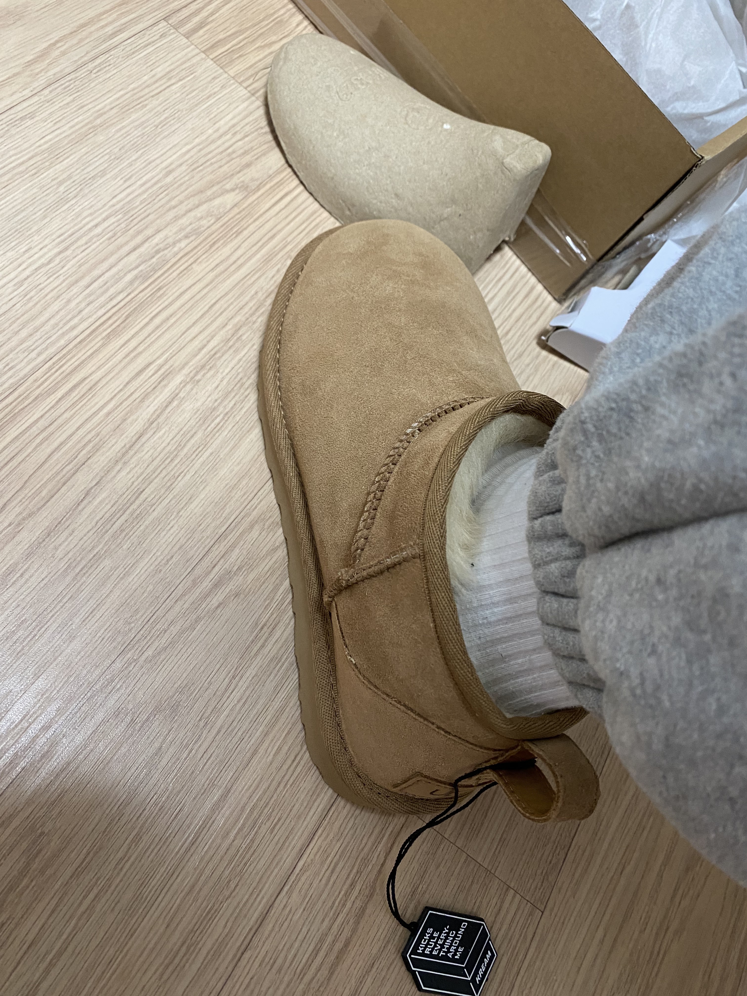(W) UGG Classic Ultra Mini Boots Chestnut 착용 스타일 - 2