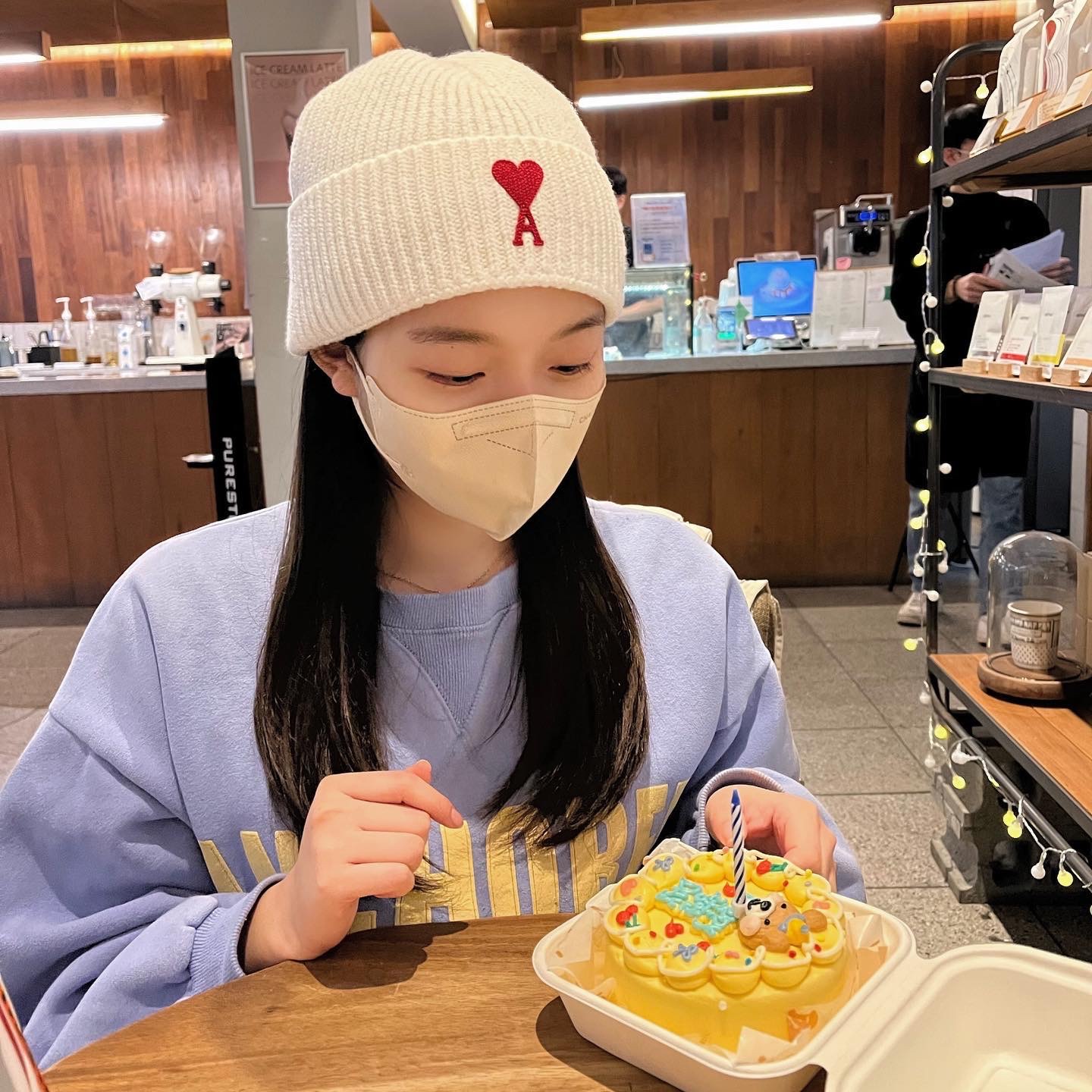 AMI de Coeur Beanie Off White Red 착용 스타일