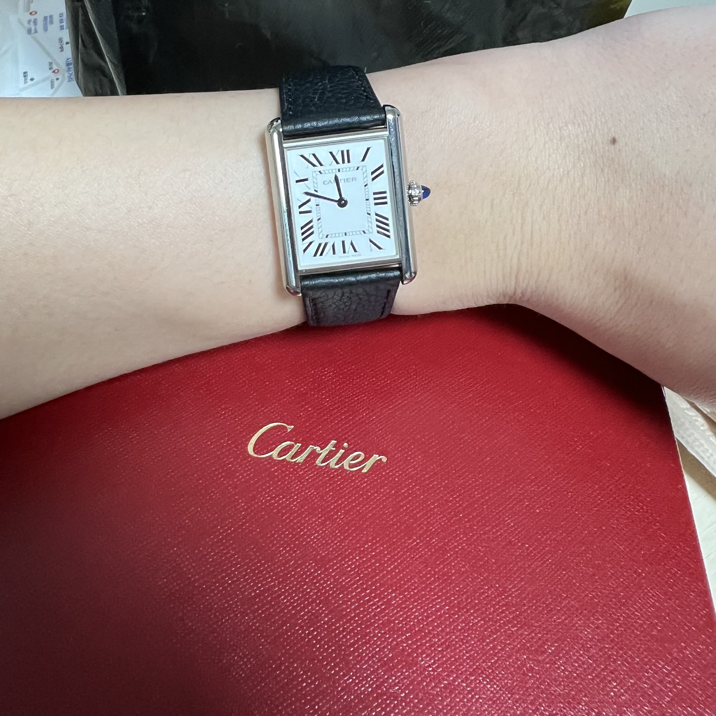 Cartier Tank Must Watch Large Quartz Steel Calfskin Black 착용 스타일