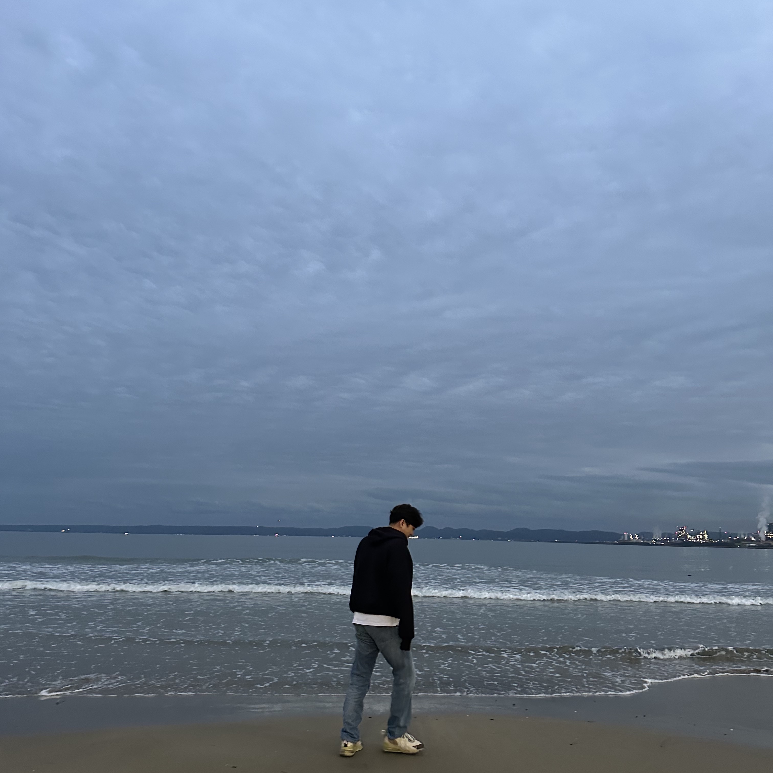 Yeezy Gap Hoodie Black, Nike x Travis Scott Air Max 270 React Cactus Trails 착용 스타일
