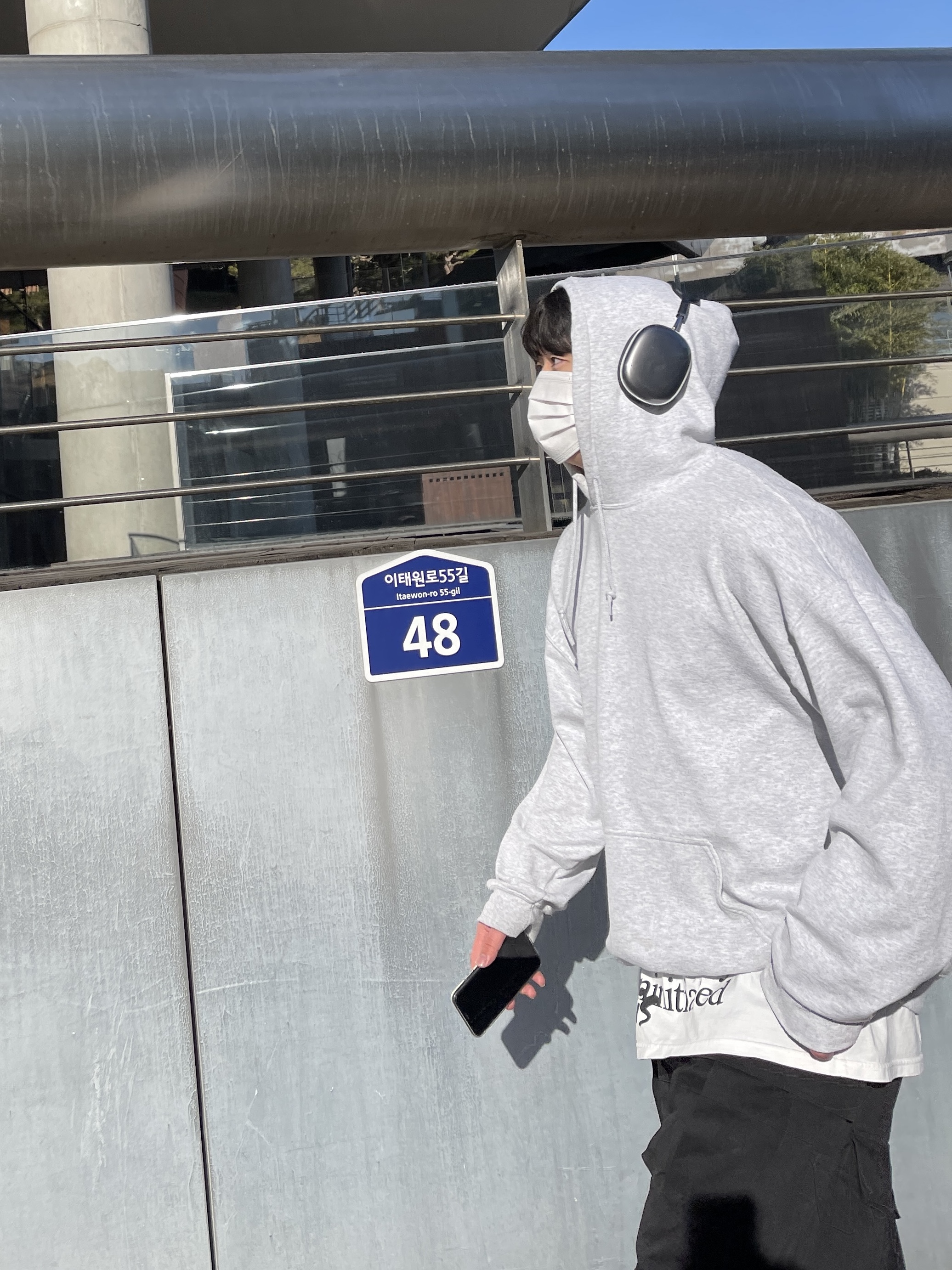 Balenciaga Runner Sneakers Grey Burgundy, Apple AirPods Max Lightning Space Gray (Korean Ver.) 착용 스타일 - 5