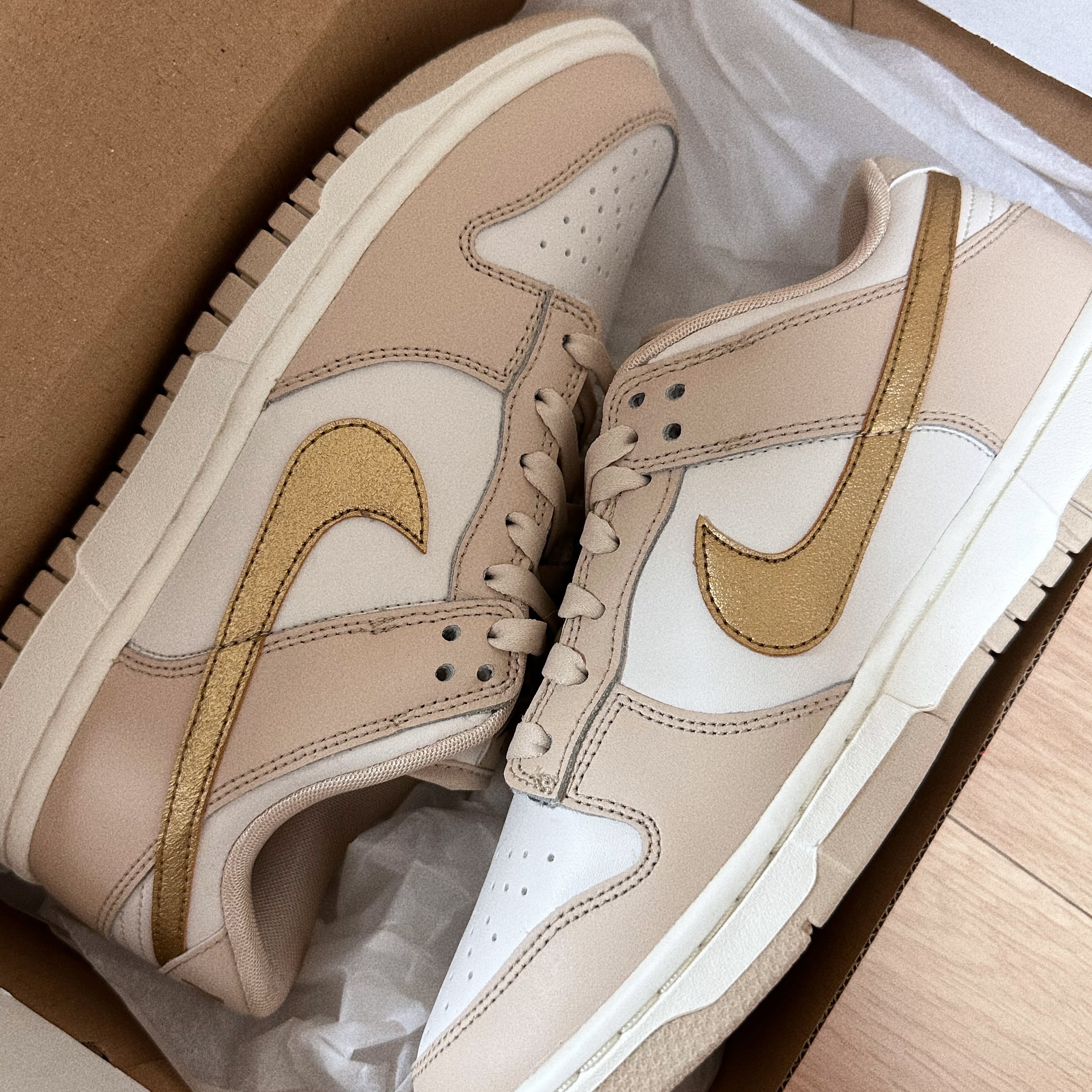 (W) Nike Dunk Low Sanddrift Metallic Gold 착용 스타일
