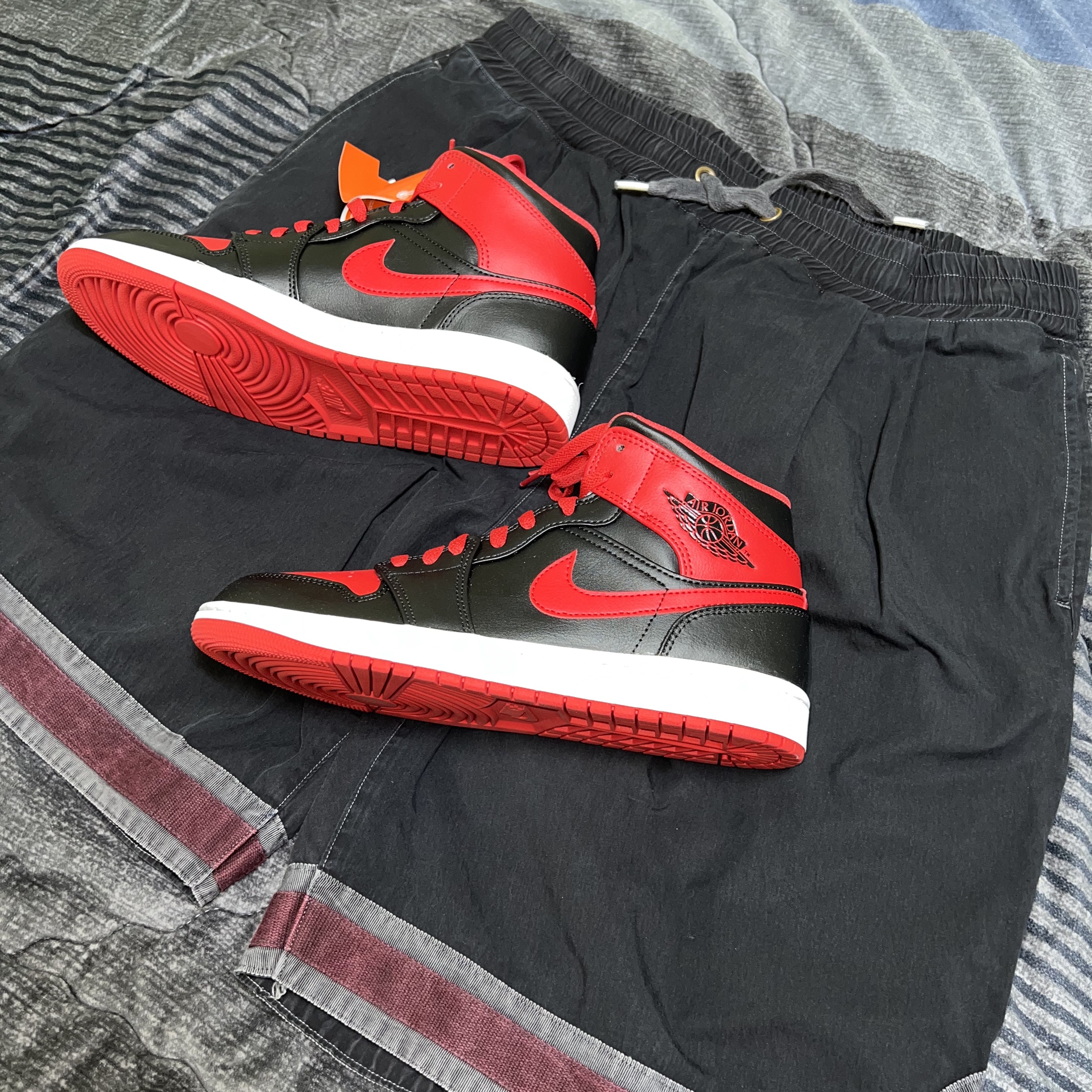 Jordan 1 Mid Black Fire Red 착용 스타일