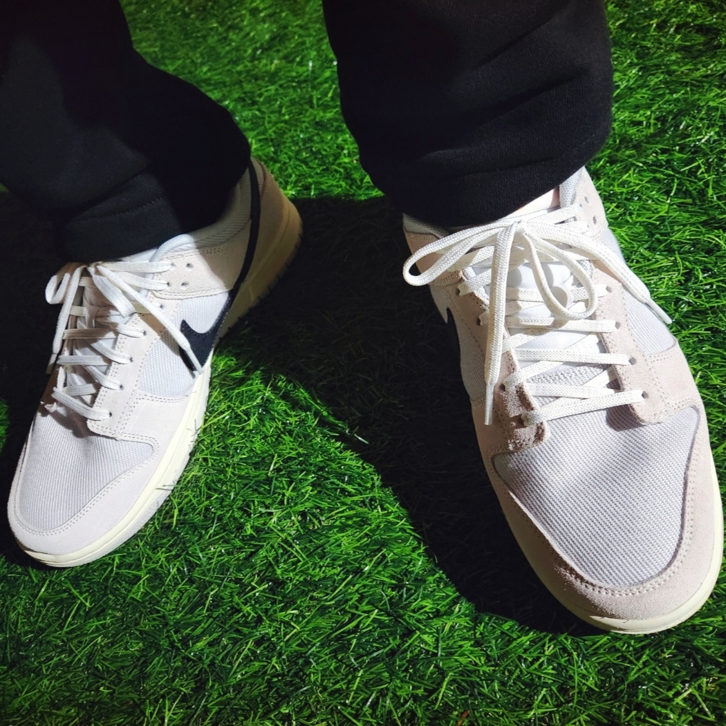 Nike Dunk Low SE Photon Dust and Summit White 착용 스타일 - 4