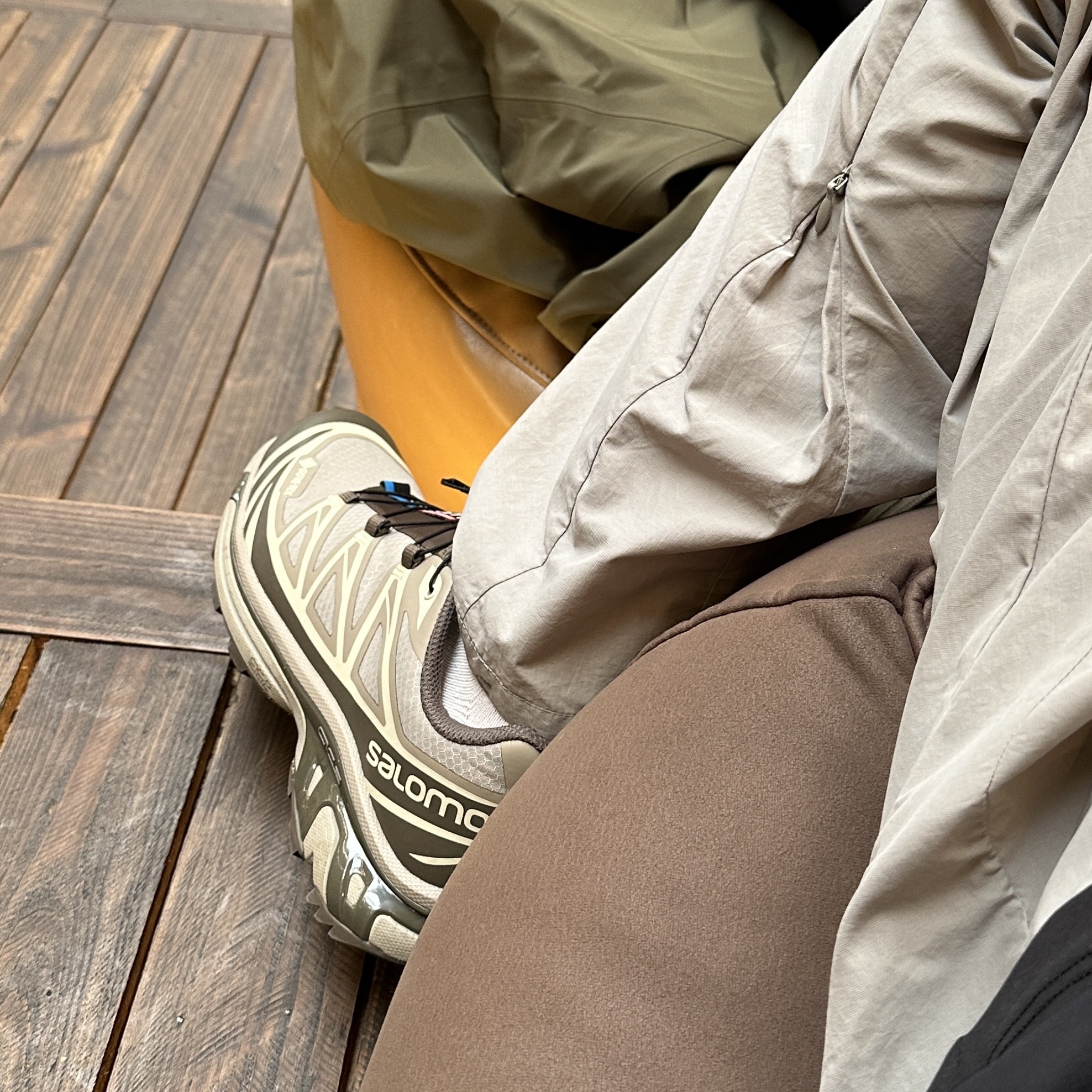 Salomon XT-6 Gore-Tex Vintage Khaki 착용 스타일
