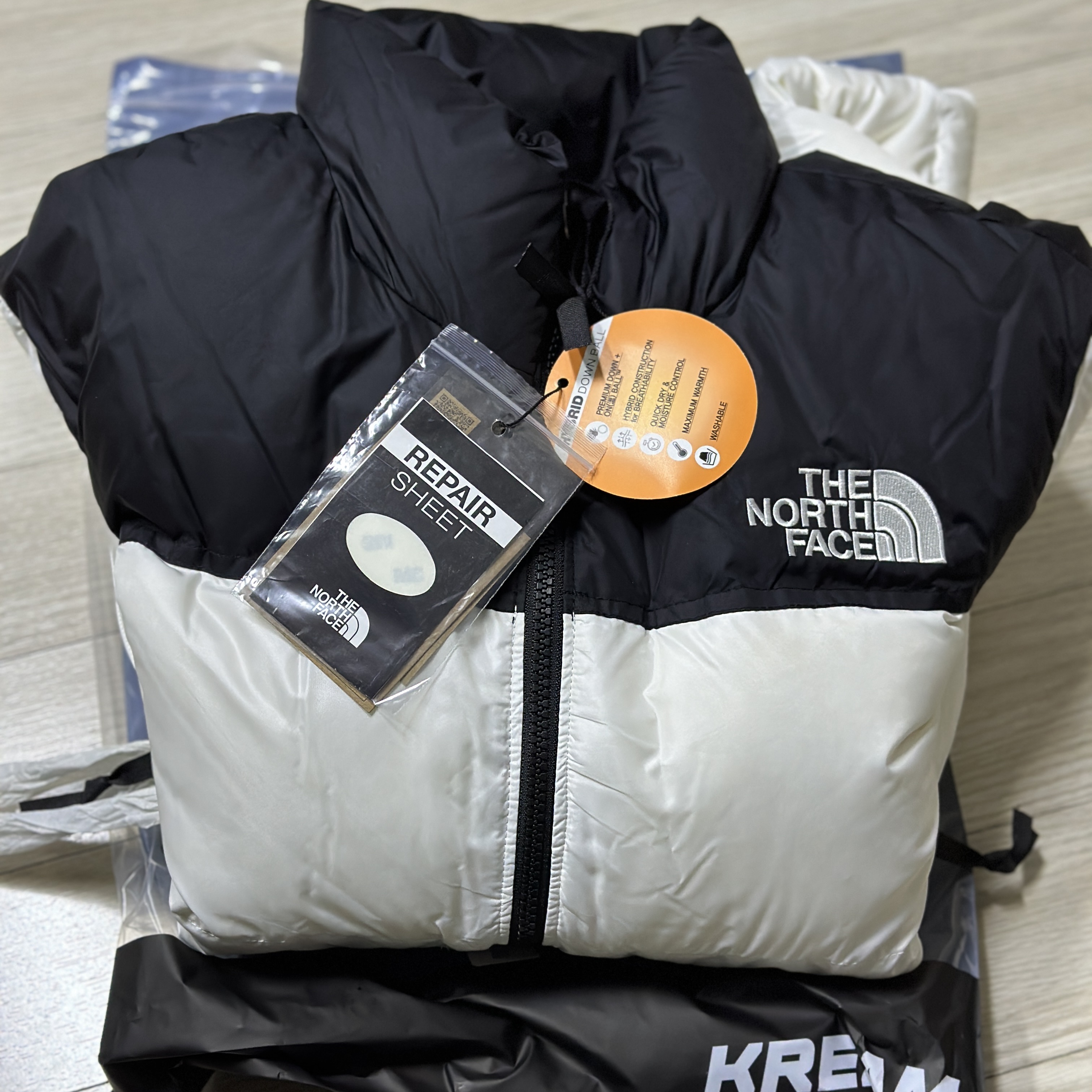 (W) The North Face Nuptse Hybrid Down Ball Jacket Ivory 착용 스타일 - 1