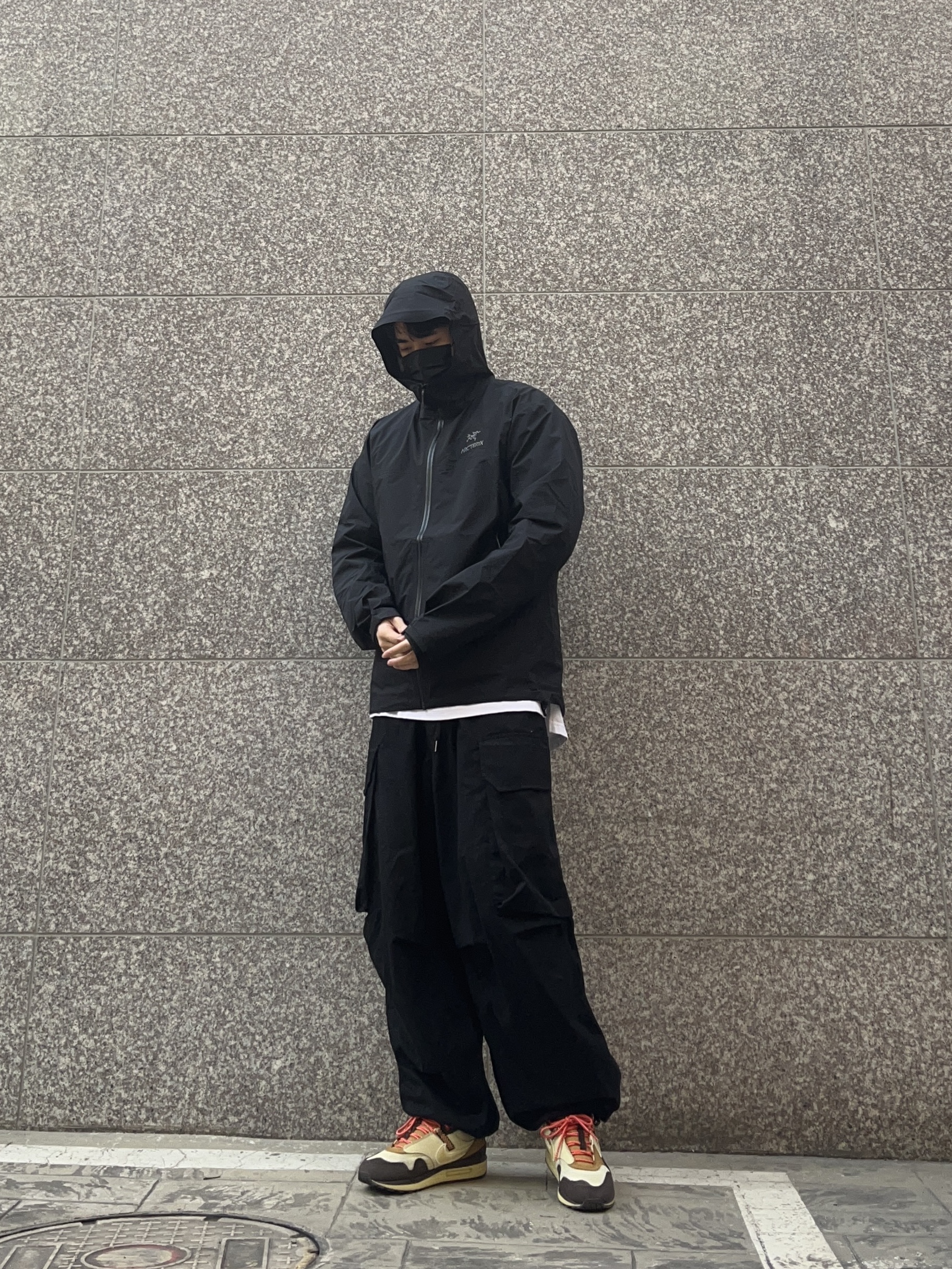 Arc'teryx Beta Jacket Black, Nike x Travis Scott Air Max 1 Cact.us Brown 착용 스타일 - 2